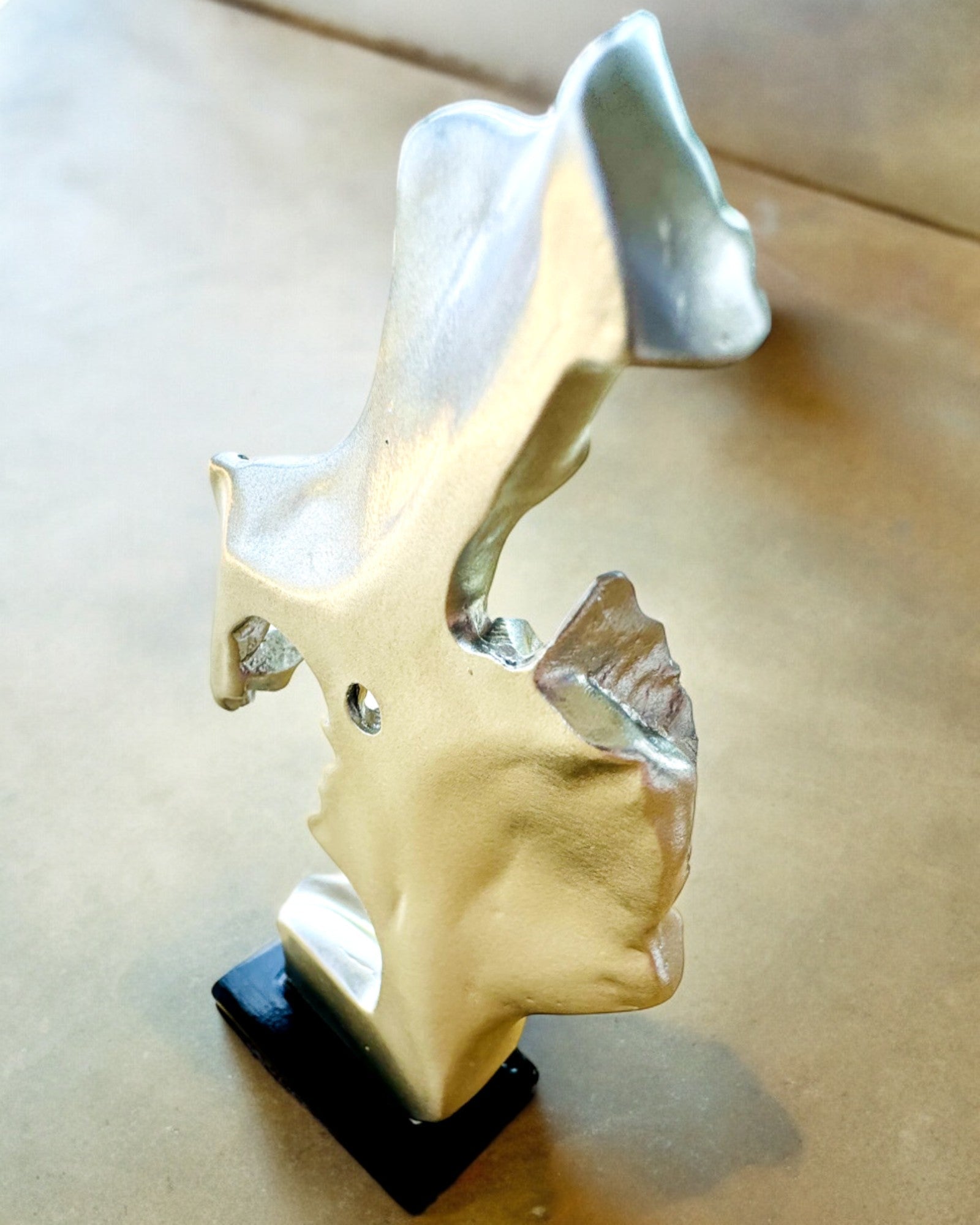 Estatueta "Elegancja em Pedra" cor prateada - Decorativa com Opção de Gravação, 2 dimensões à escolha