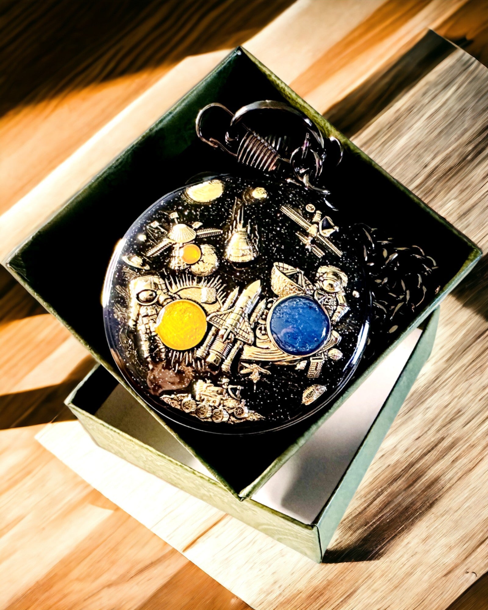 Relógio de bolso "Astrum Temporis" - Moldura prateada. Possibilidade de personalização com gravação