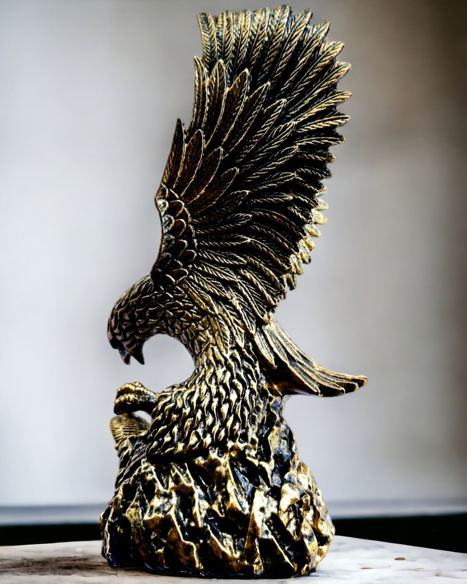 Águia Real – Estatueta Decorativa de Resina com Opção de Gravação