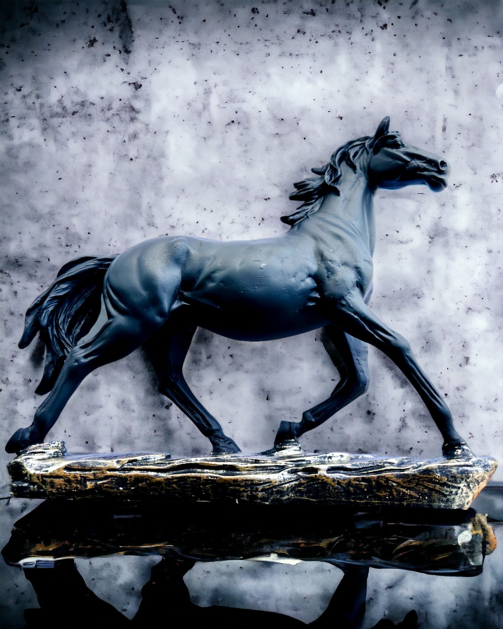 "Czarny Galop" - Elegante Estatueta de Cavalo com Possibilidade de Gravação