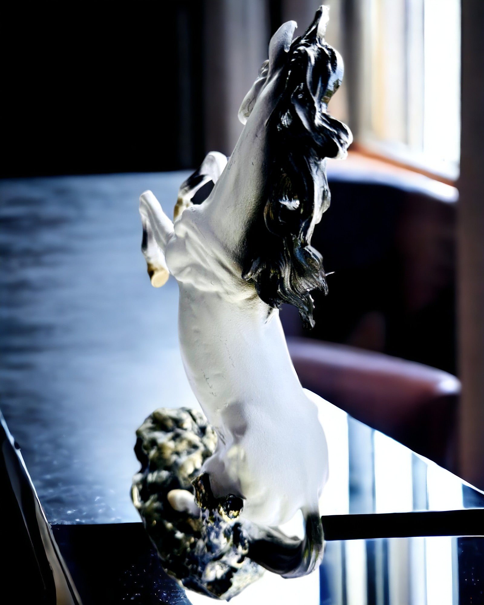 "Elegancki Skoczek" - Estatueta de Cavalo Branca com Possibilidade de Gravação