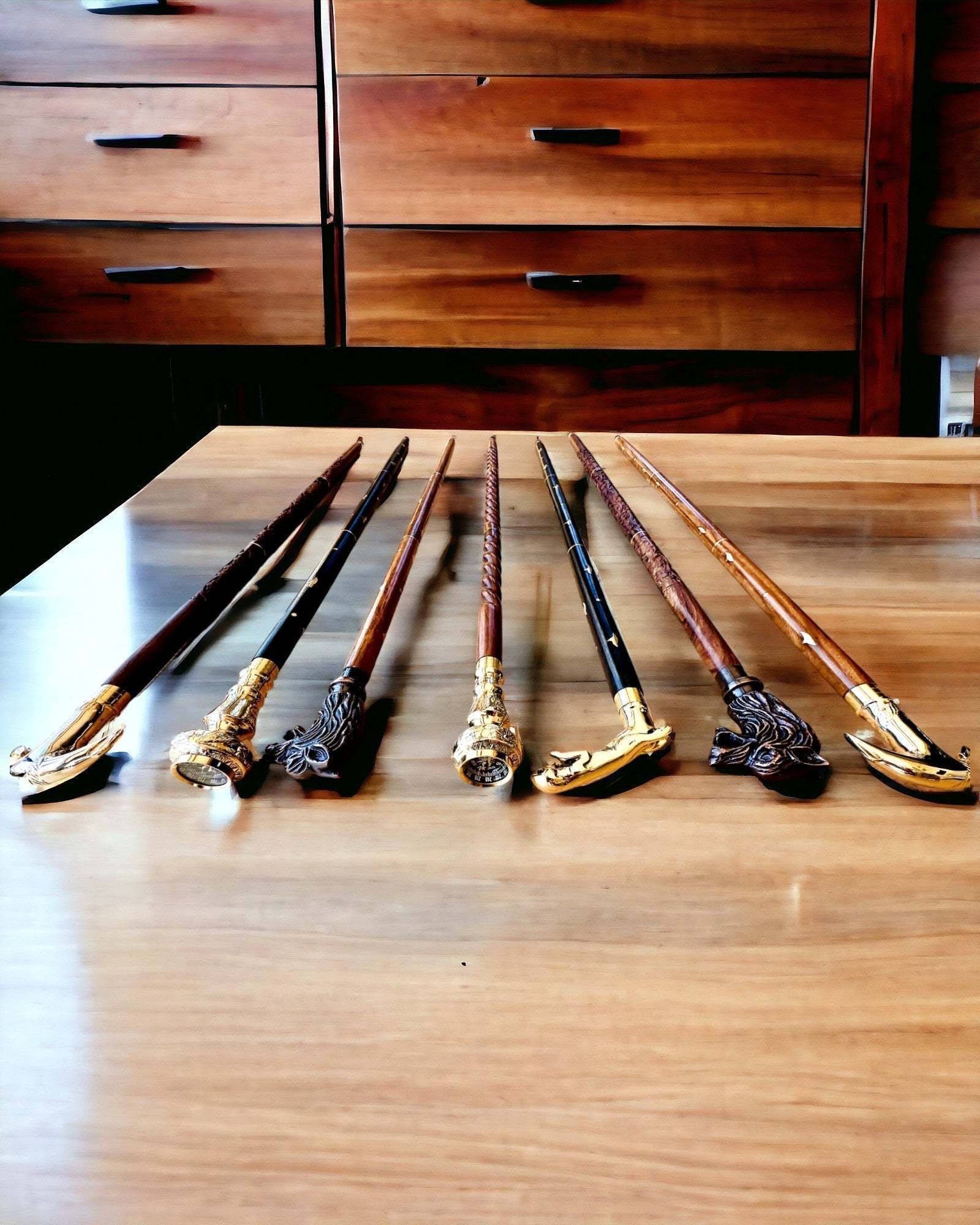 Bengala de Viagem Esculpida à Mão, para caminhar "Viajante Real" em castanho com adornos dourados