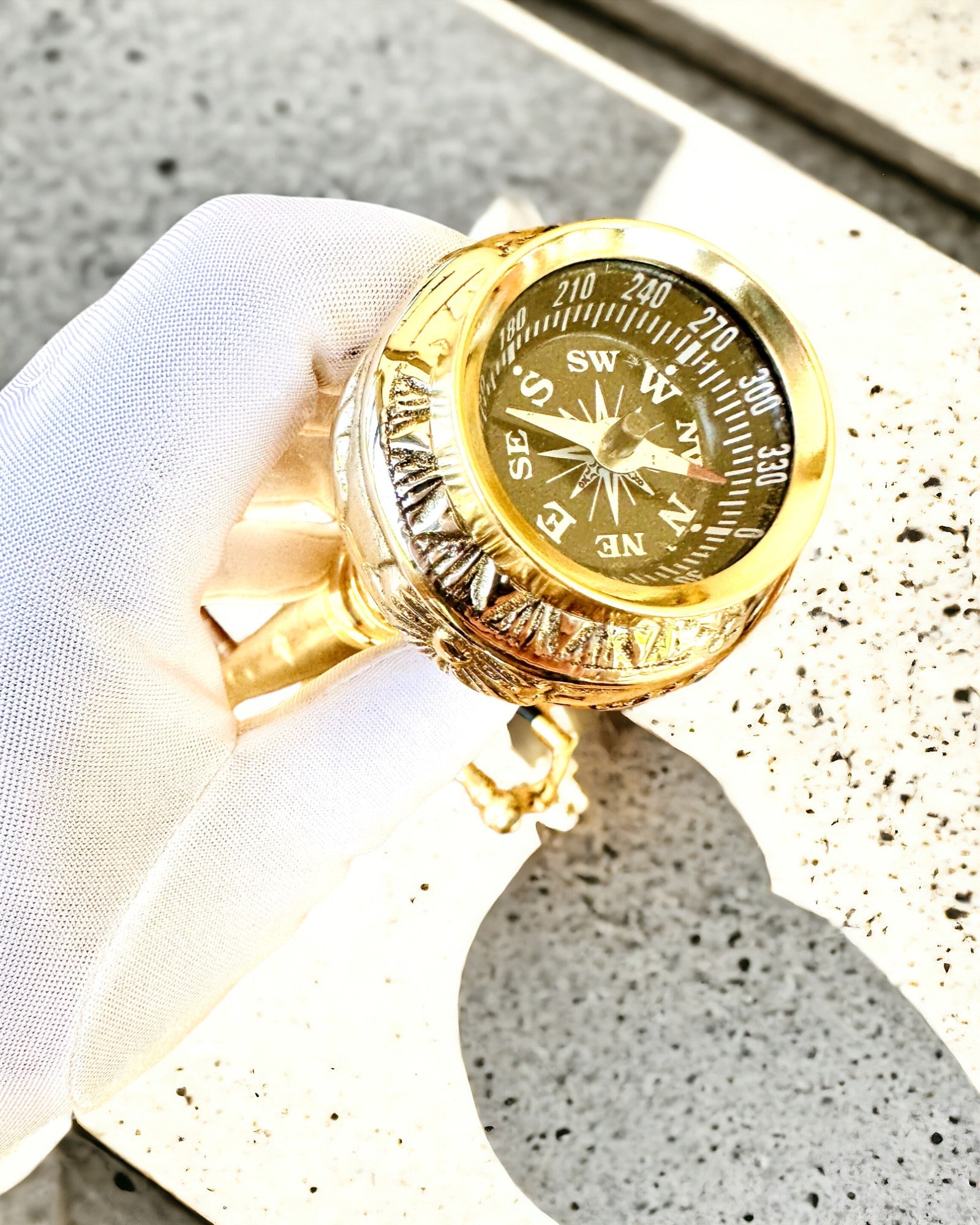 Kompasso Brown - Bengala para Caminhada - Madeira Esculpida à Mão - Edição Exclusiva com Opção de Gravação