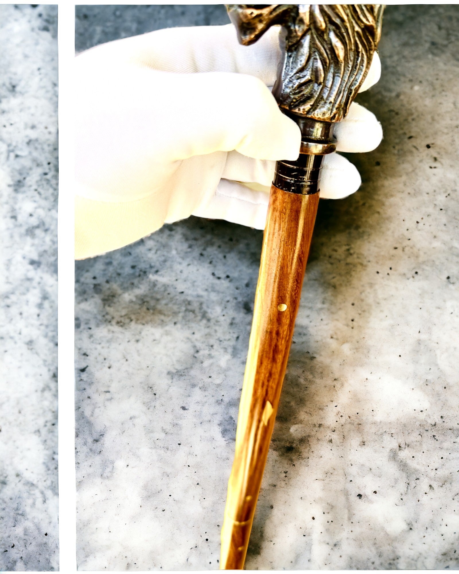 Laska Spacerowa Wolf - Madeira de Manga Indiana com Possibilidade de Gravação, castanho com adornos dourados