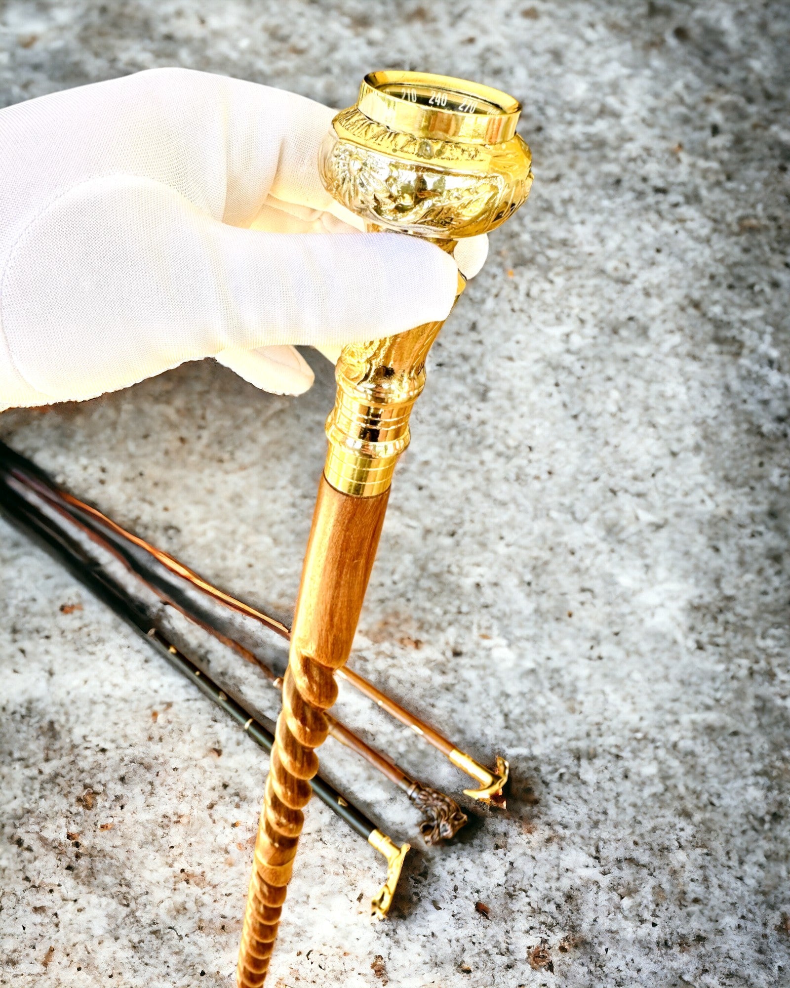 Kompasso Brown - Bengala para Caminhada - Madeira Esculpida à Mão - Edição Exclusiva com Opção de Gravação