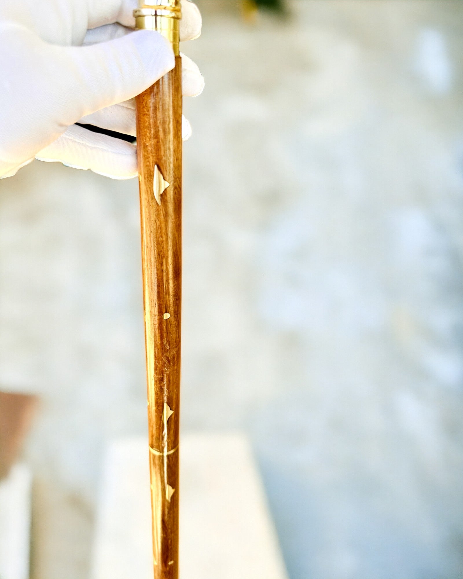 Laska Spacerowa Wolf - Madeira de Manga Indiana com Possibilidade de Gravação, castanho com adornos dourados