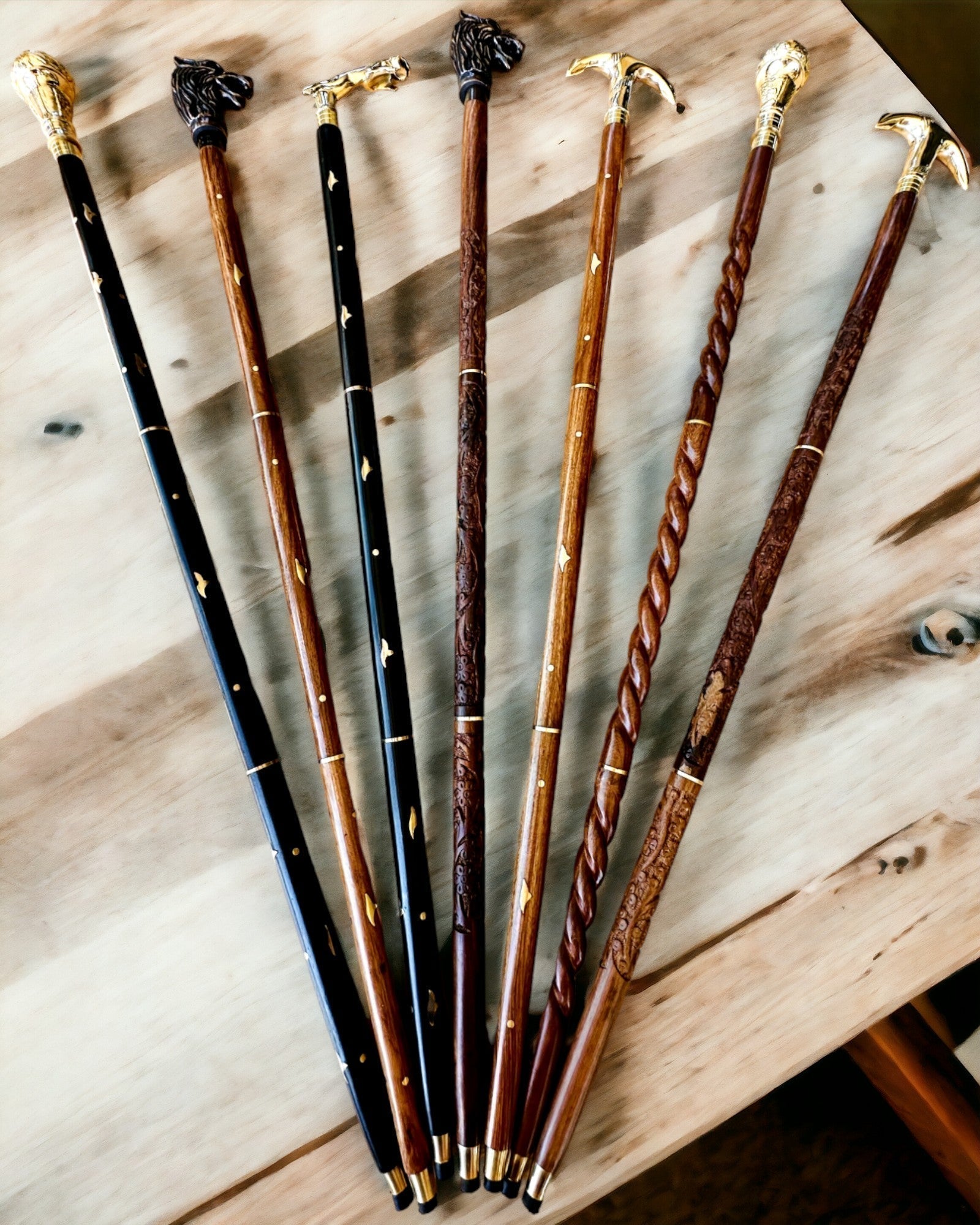 Laska Spacerowa Wolf - Madeira de Manga Indiana com Possibilidade de Gravação, castanho com adornos dourados