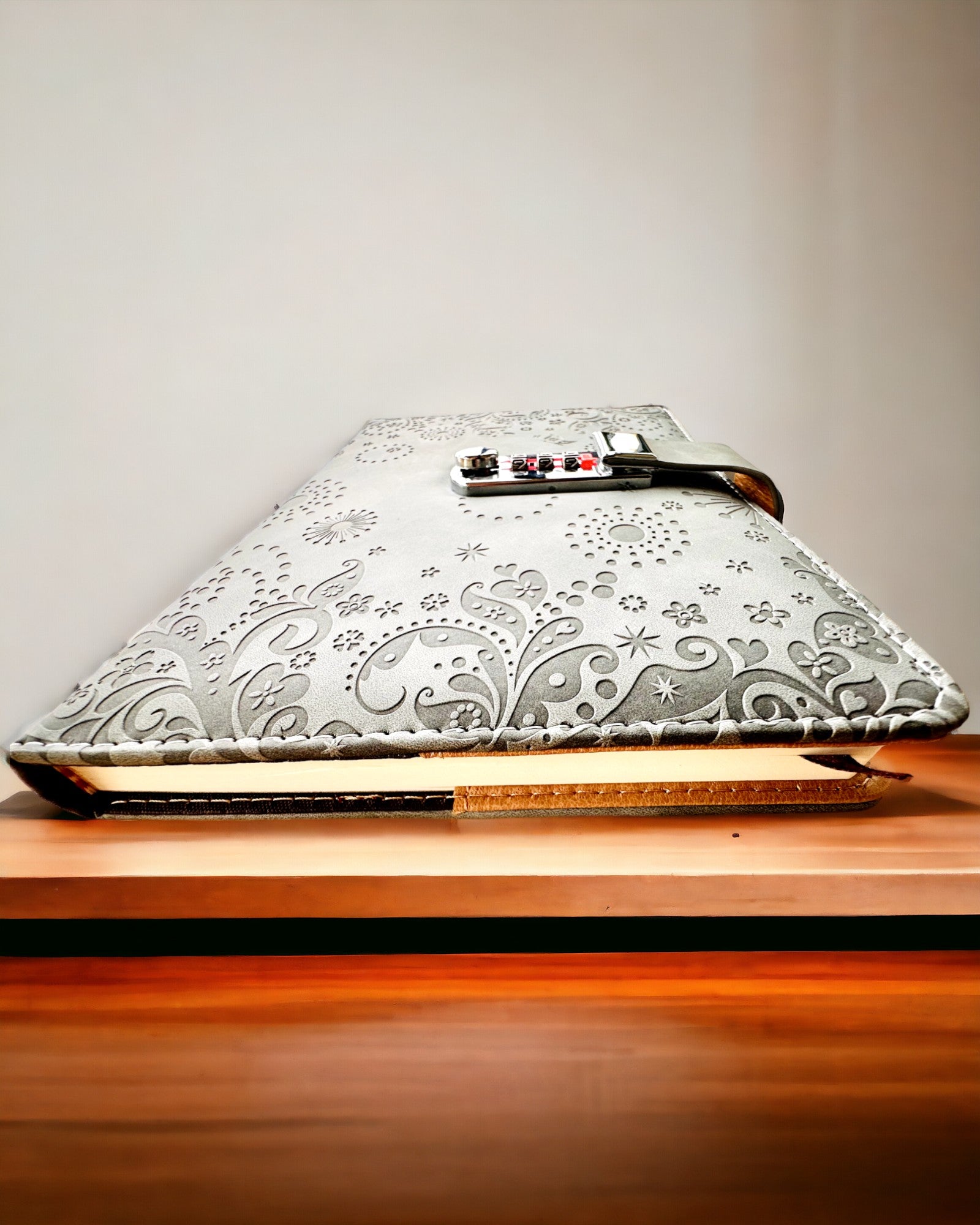 Caderno Exclusivo, pele PU, A5 com Fecho de Combinação - "Secret Journal", personalização com gravação