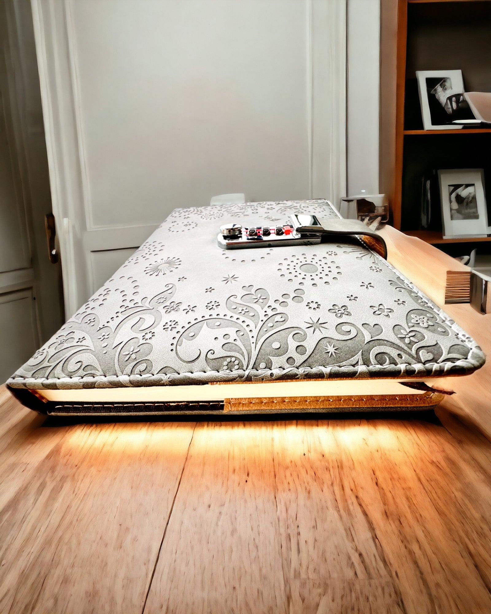 Caderno Exclusivo, pele PU, A5 com Fecho de Combinação - "Secret Journal", personalização com gravação