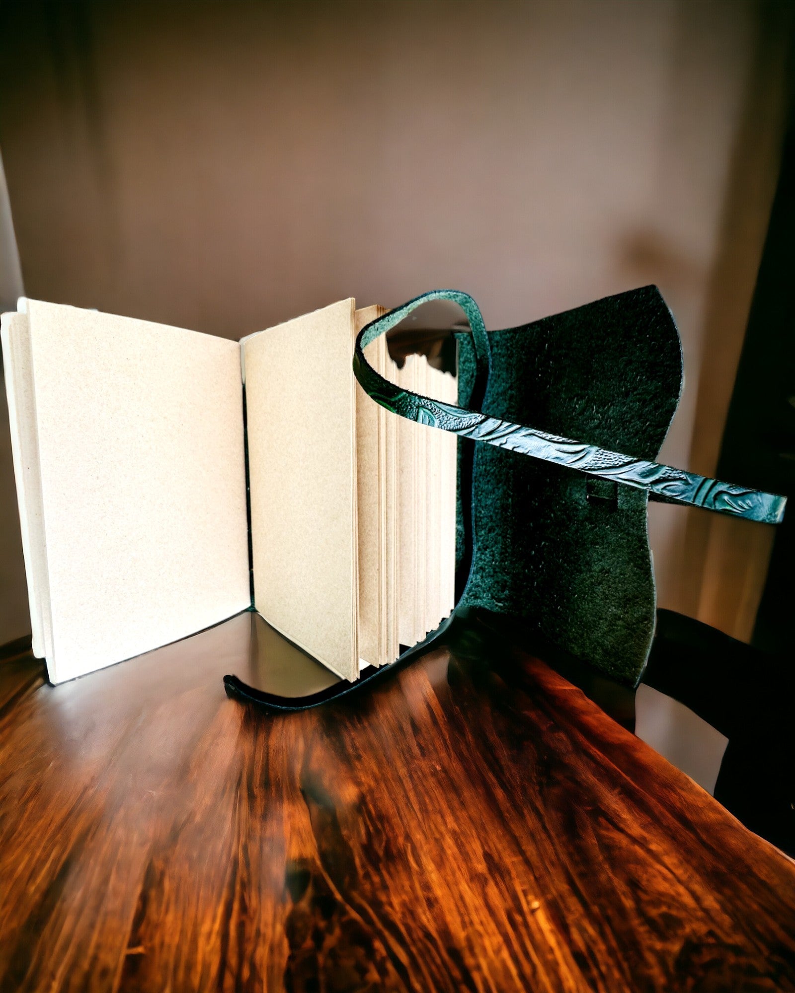 Notatnik Premium em Couro "Elegância da Natureza" - 200 páginas, 120g, caderno, bloco de desenho, 2 cores à escolha, personalização com gravação