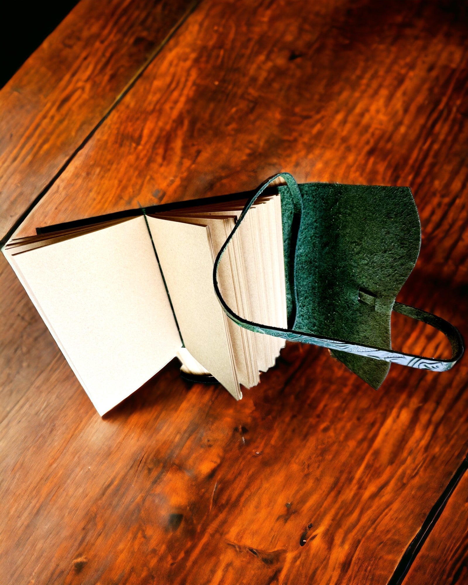 Notatnik Premium em Couro "Elegância da Natureza" - 200 páginas, 120g, caderno, bloco de desenho, 2 cores à escolha, personalização com gravação