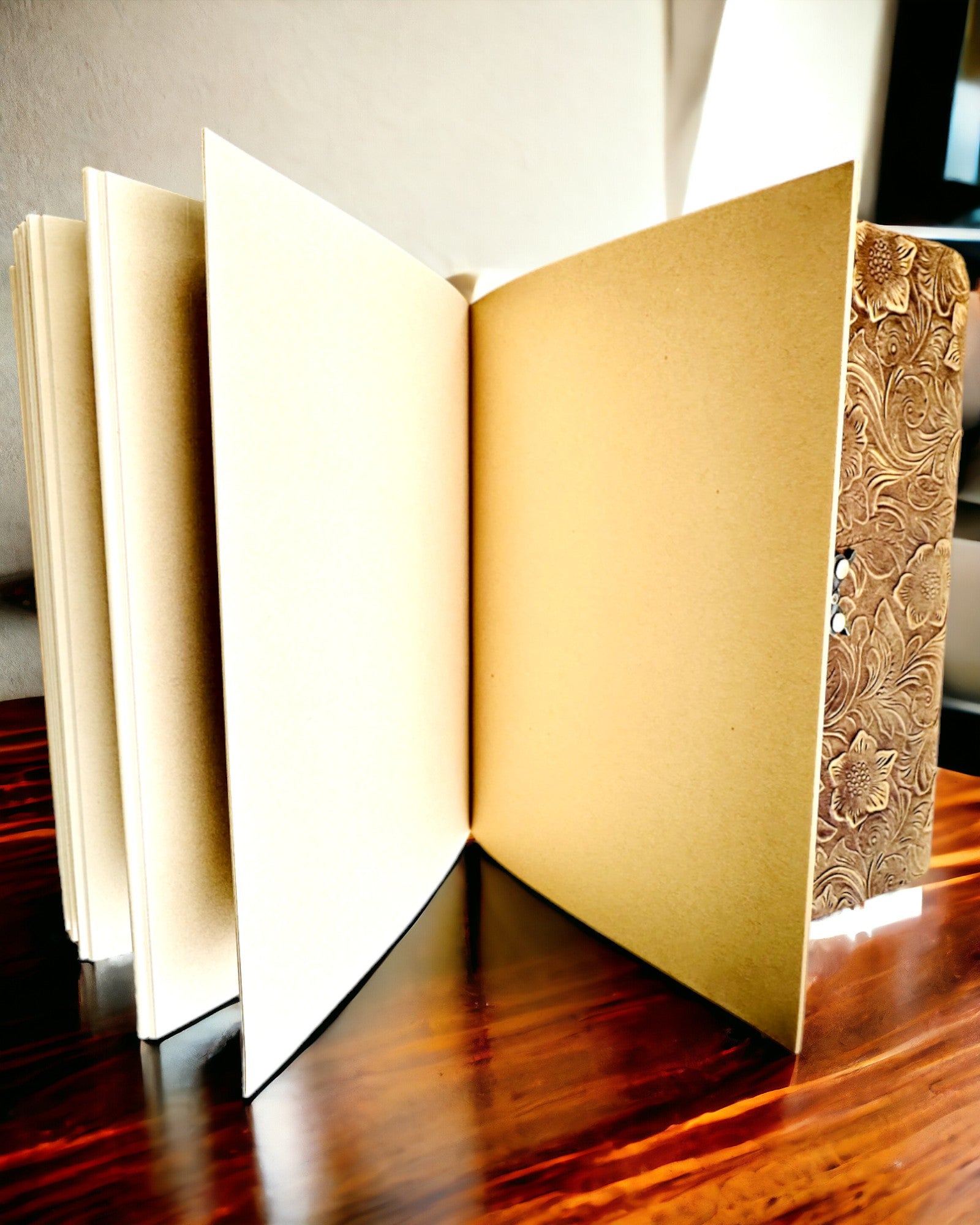 Caderno Retro de Luxo com Capa de Couro - "Vintage Elegance", 480 páginas, possibilidade de personalização com gravação