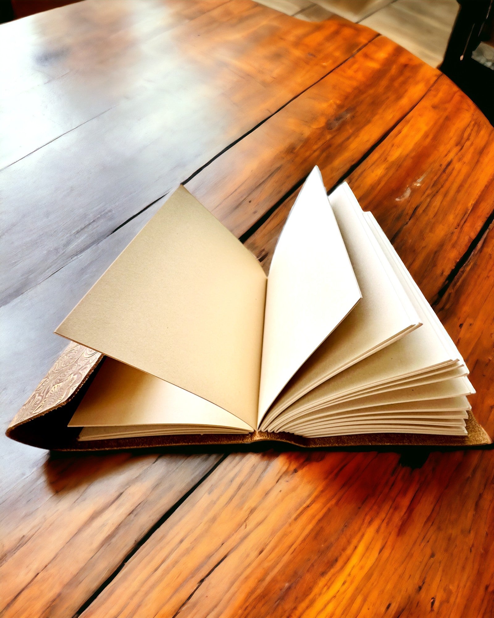 Caderno Retro de Luxo com Capa de Couro - "Vintage Elegance", 480 páginas, possibilidade de personalização com gravação