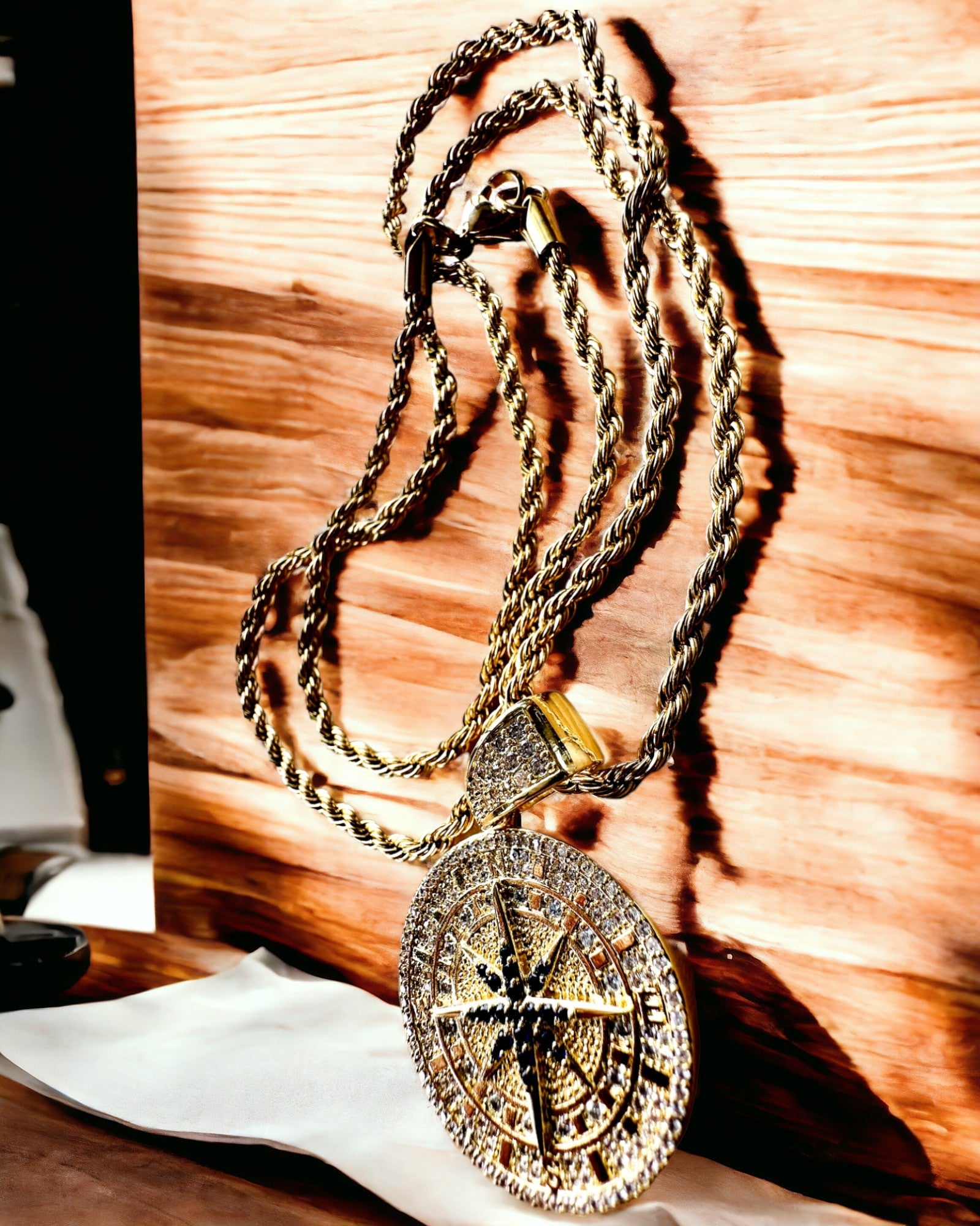 Colar com Pendente de Bússola em Estilo Glamour com Zircónias para Mulheres e Homens - cor dourada, gravação