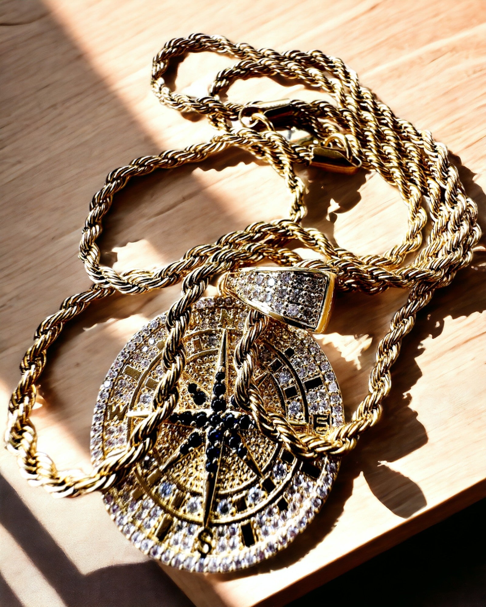 Colar com Pendente de Bússola em Estilo Glamour com Zircónias para Mulheres e Homens - cor dourada, gravação