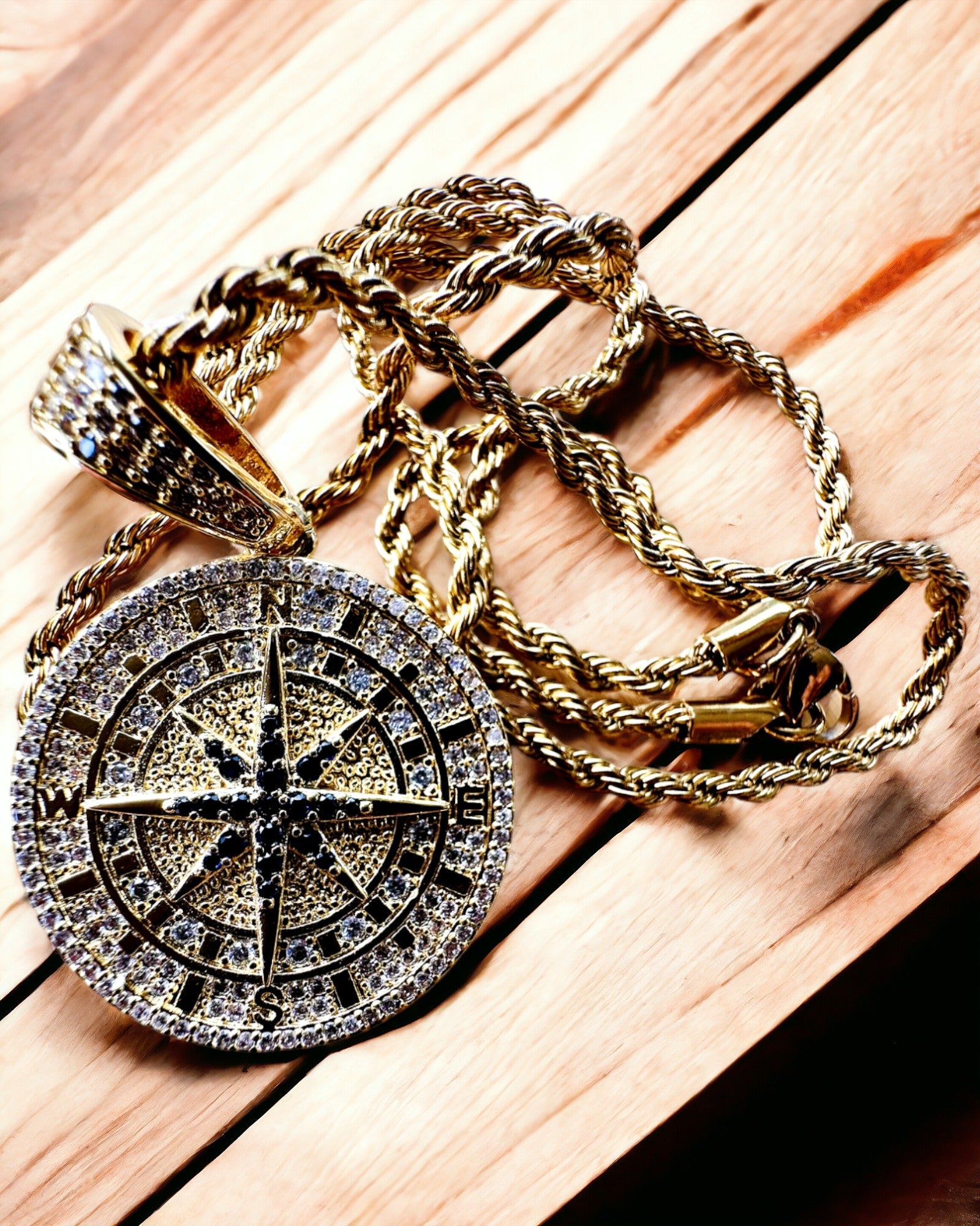 Colar com Pendente de Bússola em Estilo Glamour com Zircónias para Mulheres e Homens - cor dourada, gravação