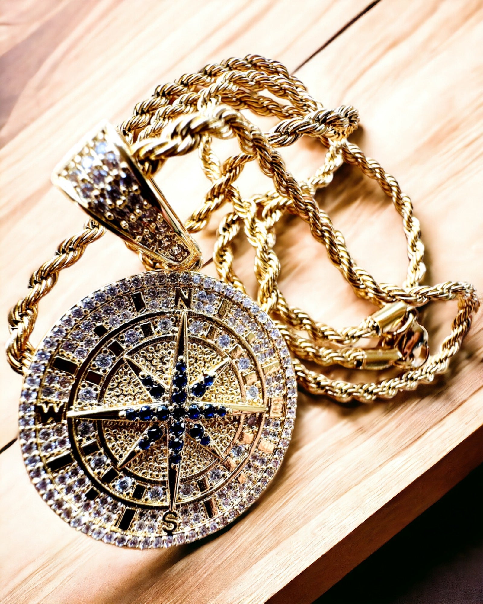 Colar com Pendente de Bússola em Estilo Glamour com Zircónias para Mulheres e Homens - cor dourada, gravação