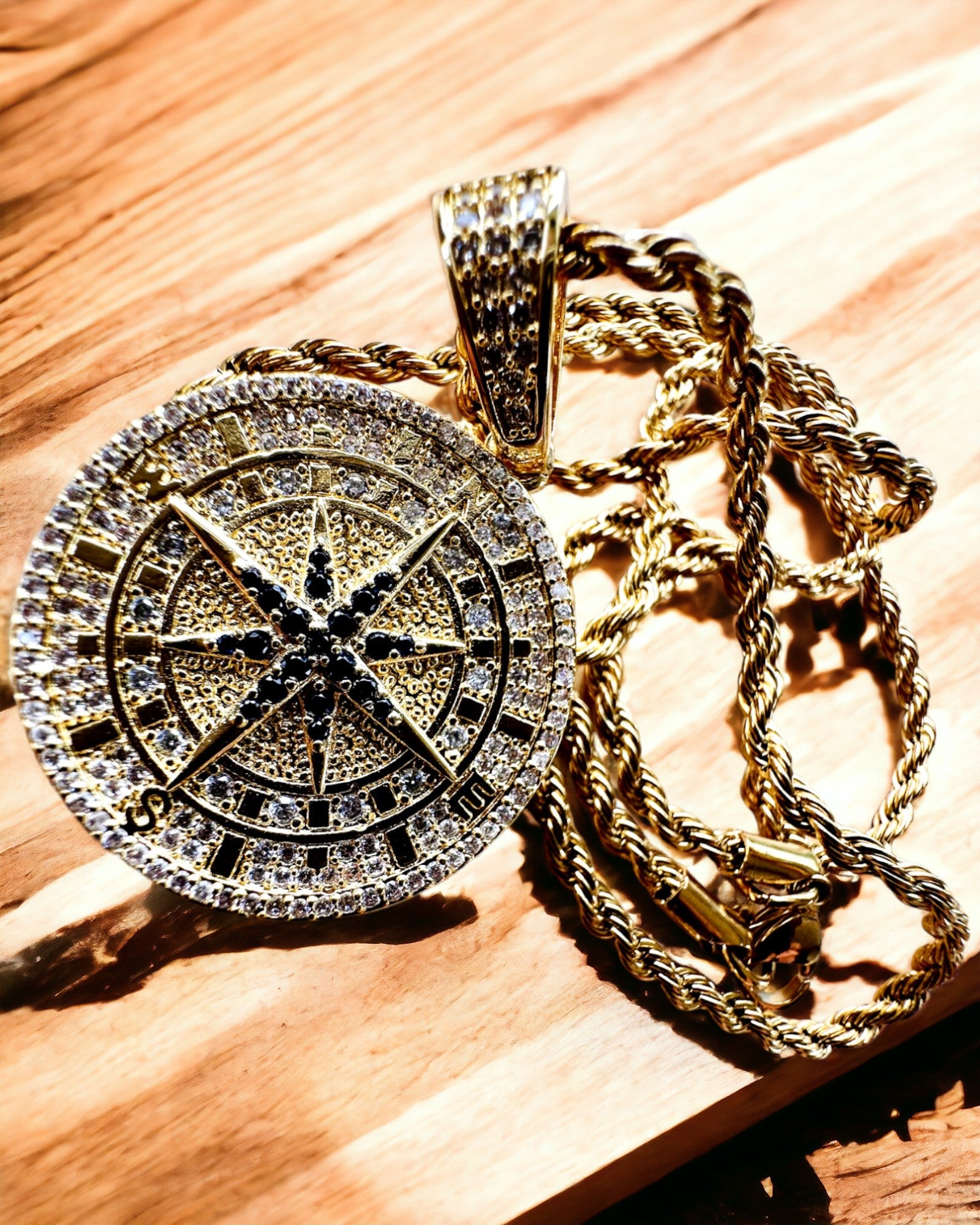 Colar com Pendente de Bússola em Estilo Glamour com Zircónias para Mulheres e Homens - cor dourada, gravação