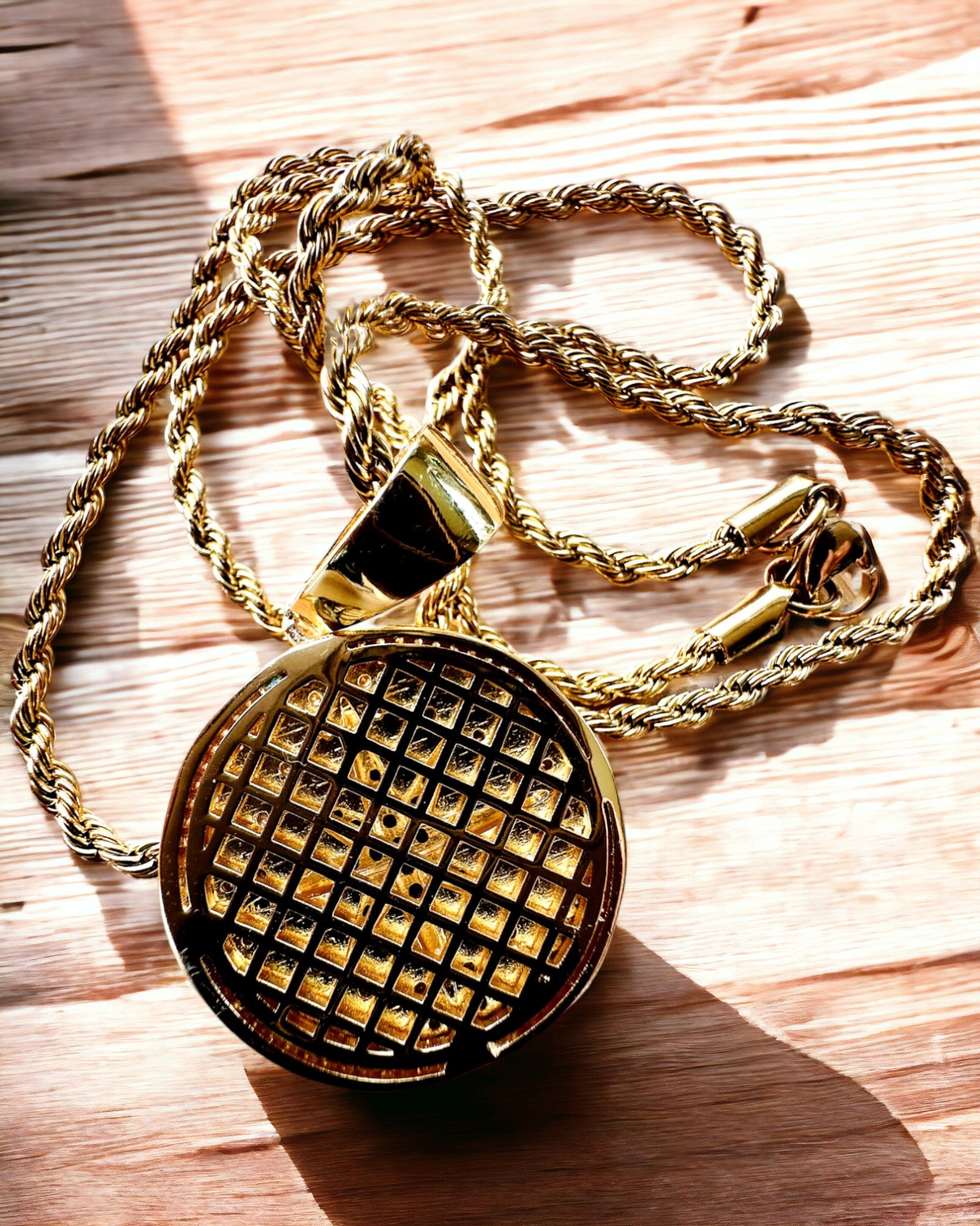 Colar com Pendente de Bússola em Estilo Glamour com Zircónias para Mulheres e Homens - cor dourada, gravação