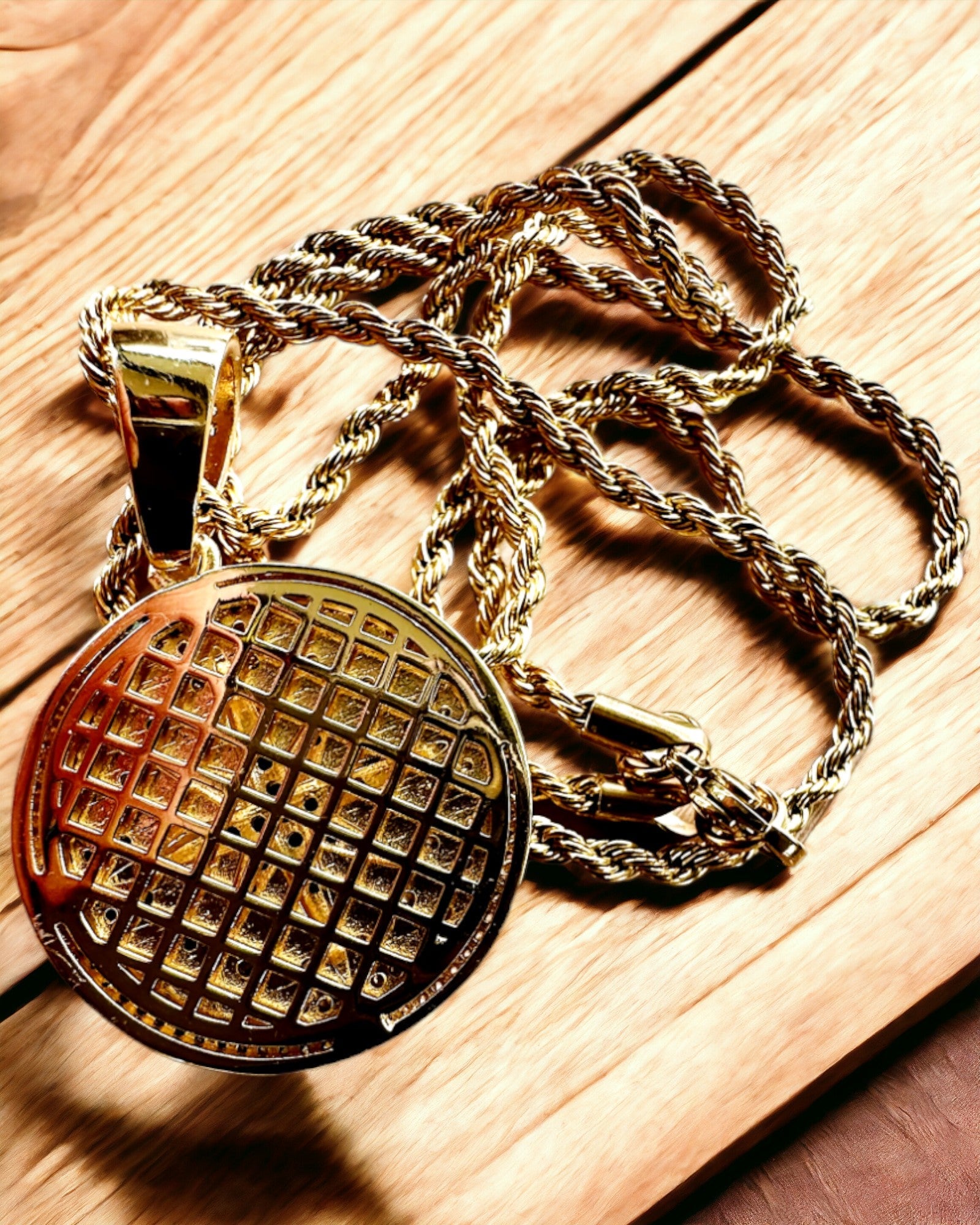 Colar com Pendente de Bússola em Estilo Glamour com Zircónias para Mulheres e Homens - cor dourada, gravação