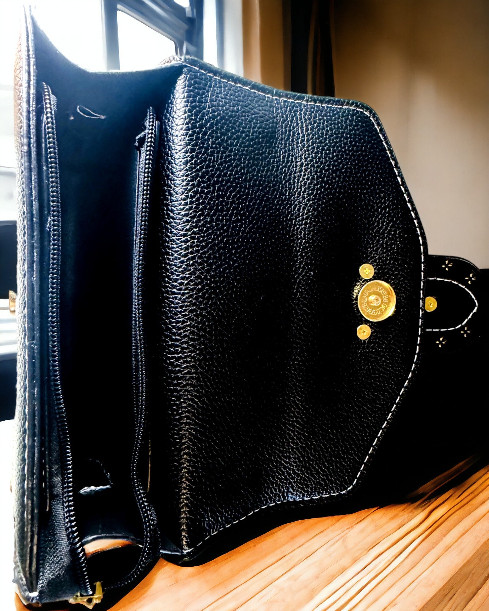 Bolsa Quadrada de Ombro com Acento de Leão - cor preta