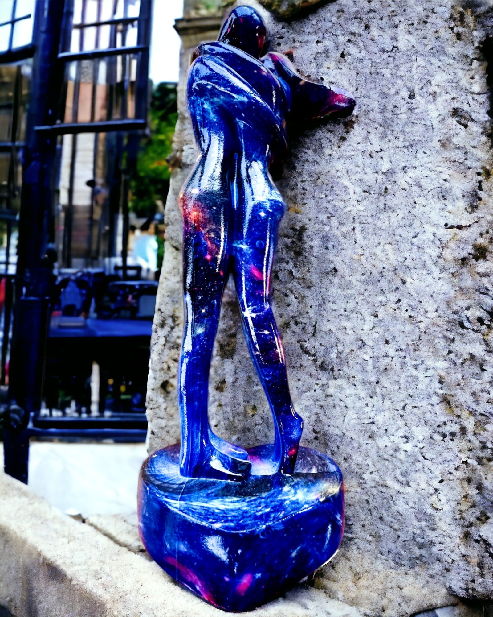 Abraço Cósmico - Estatueta de Resina com Opção de Gravação