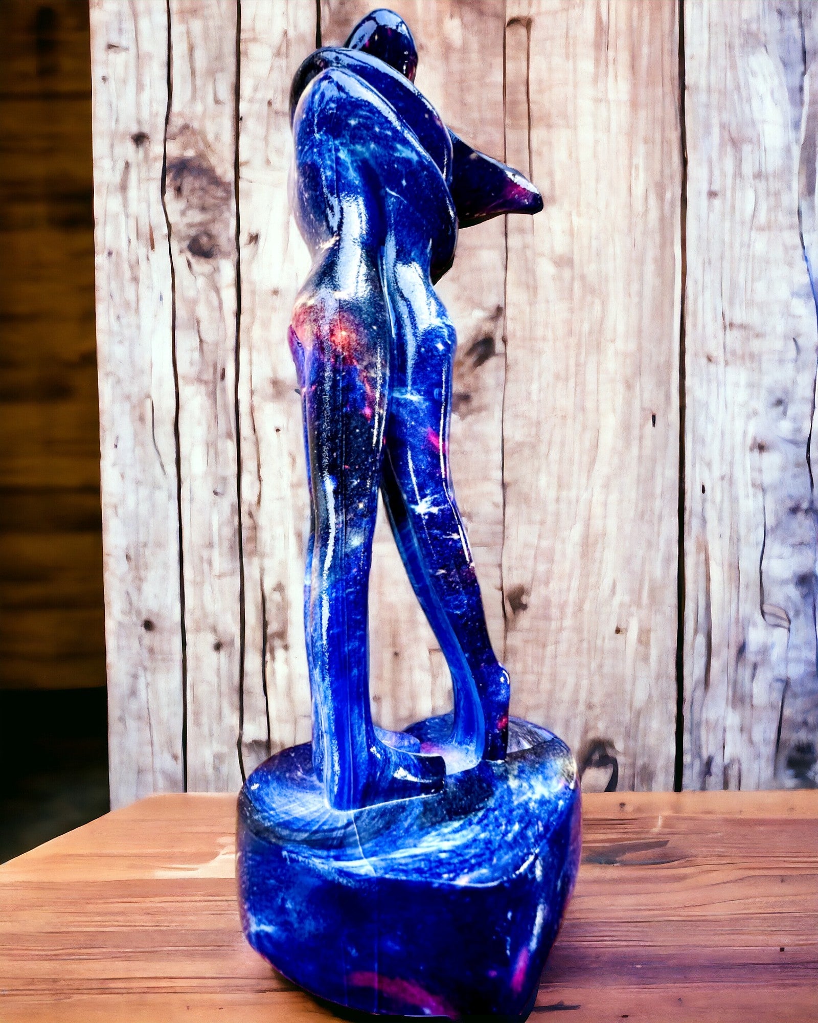 Abraço Cósmico - Estatueta de Resina com Opção de Gravação