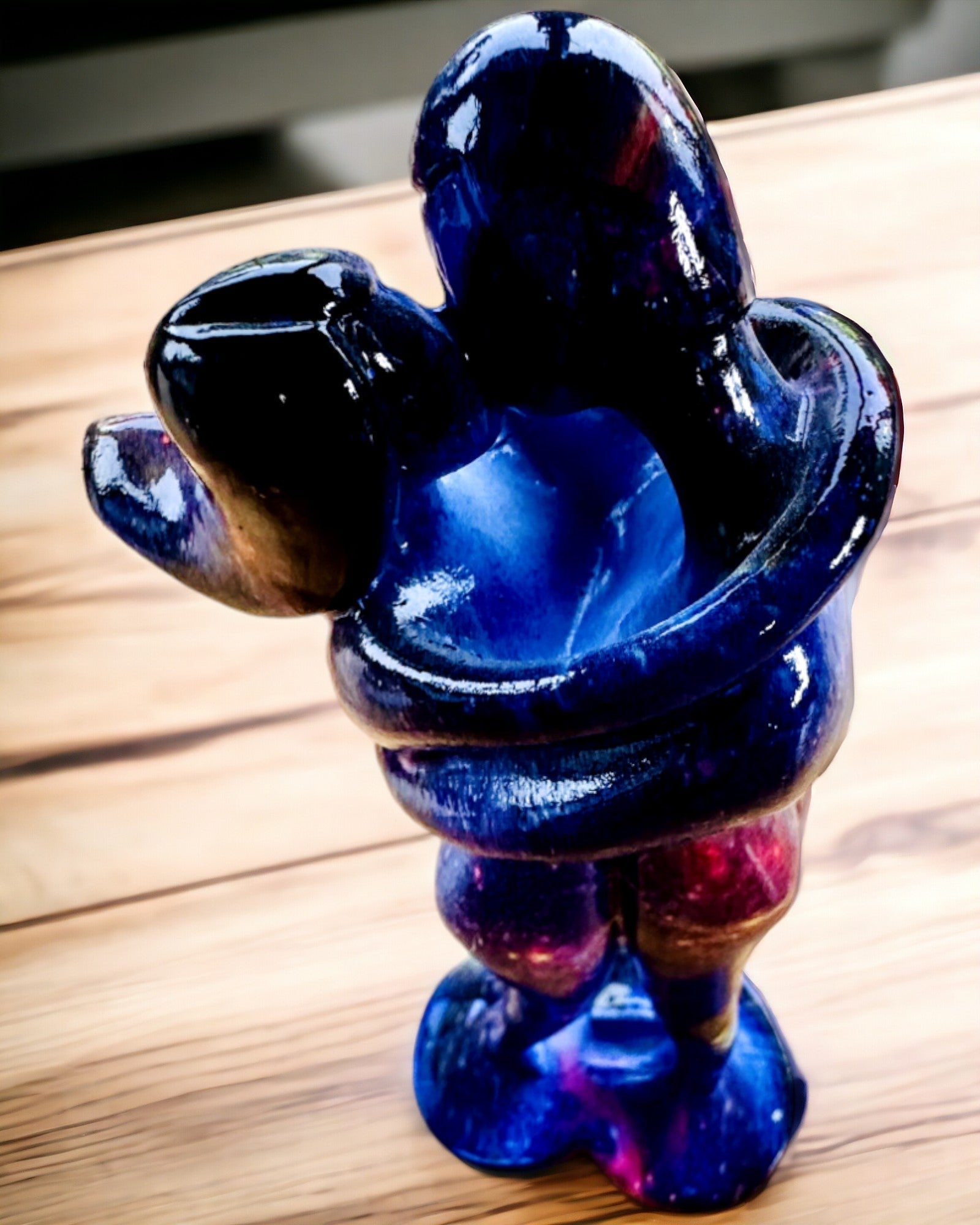 Abraço Cósmico - Estatueta de Resina com Opção de Gravação