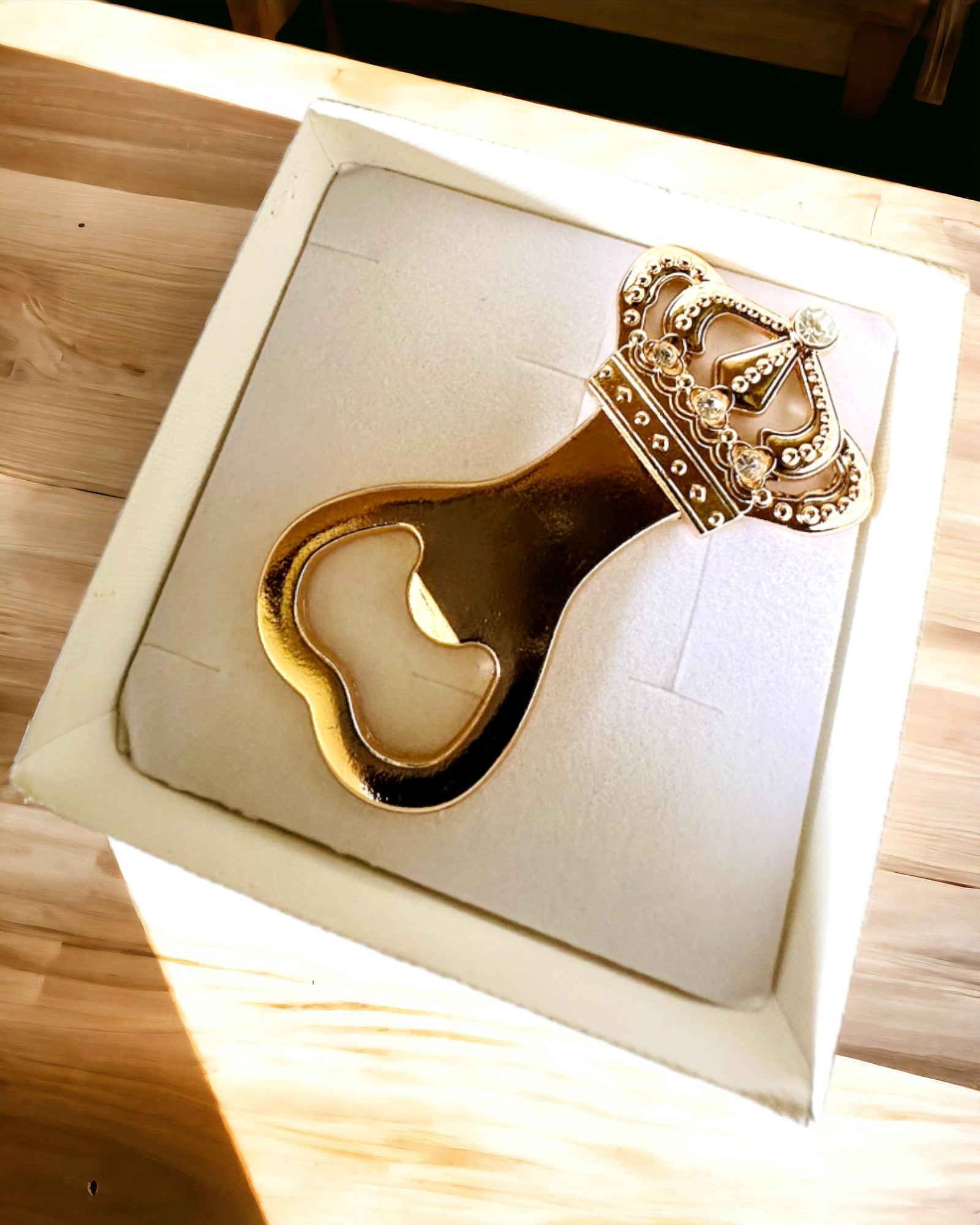 Abridor de garrafas Coroa do Rei - cor dourada, possibilidade de personalização com gravação