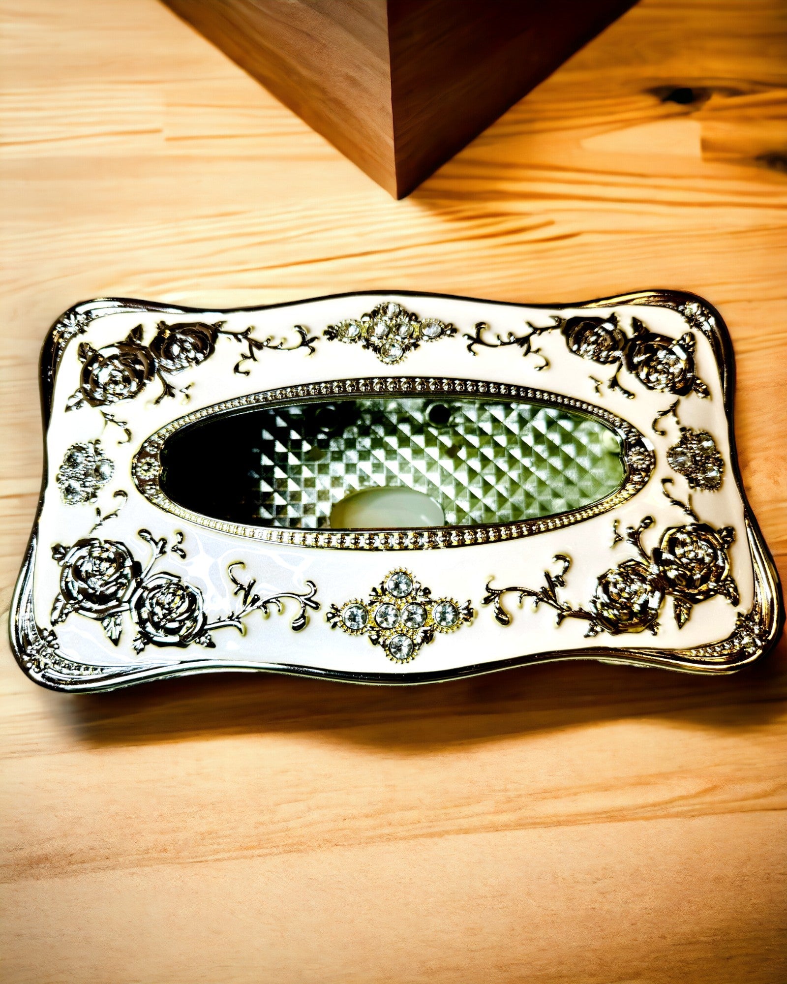 Caixa de Lenços com Padrão Relevado de Rosa - Acessório Elegante para Interiores, branco