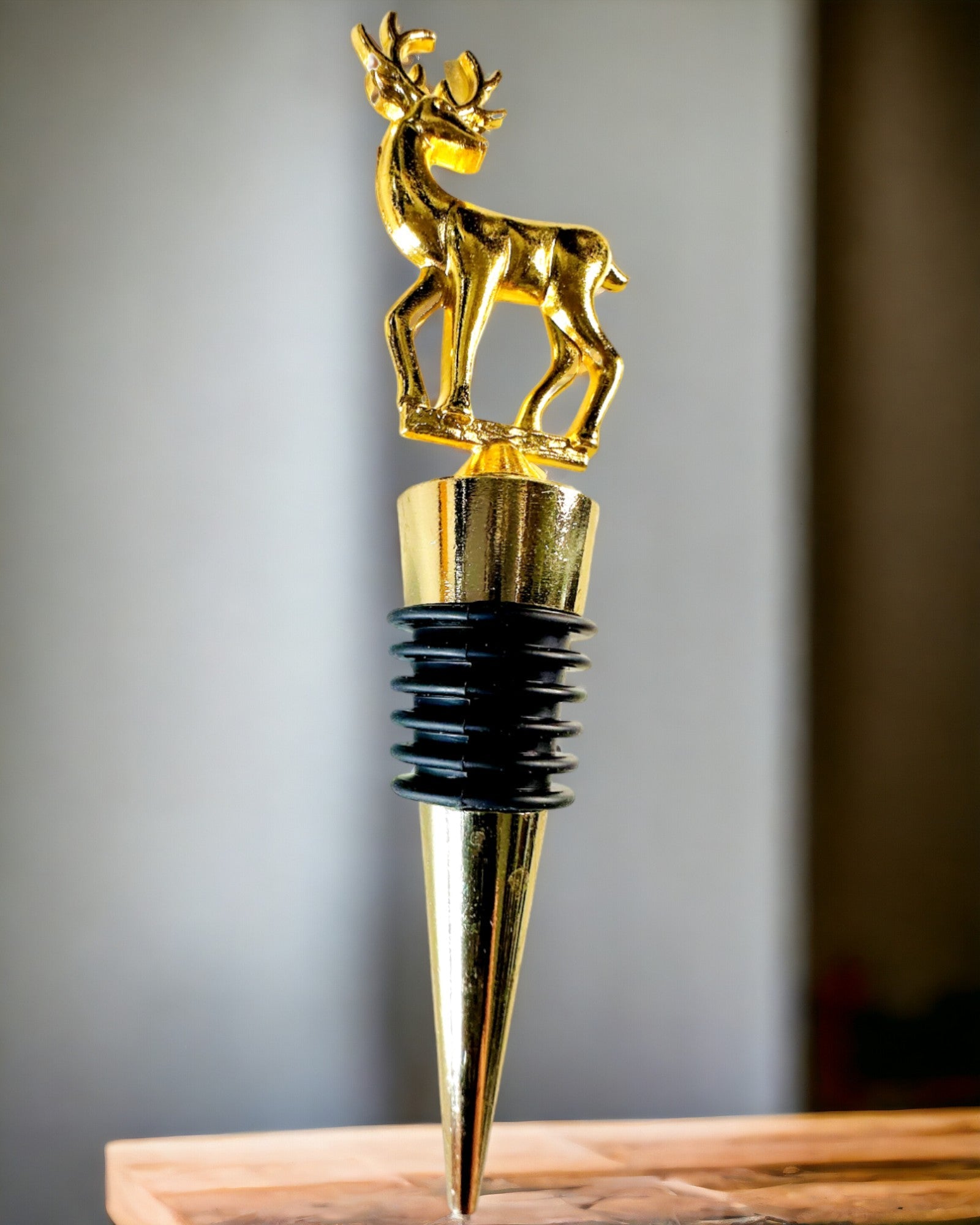 Rolha de Vinho Metálica Exclusiva com Veado - Elegante e Funcional, possibilidade de personalização com gravação
