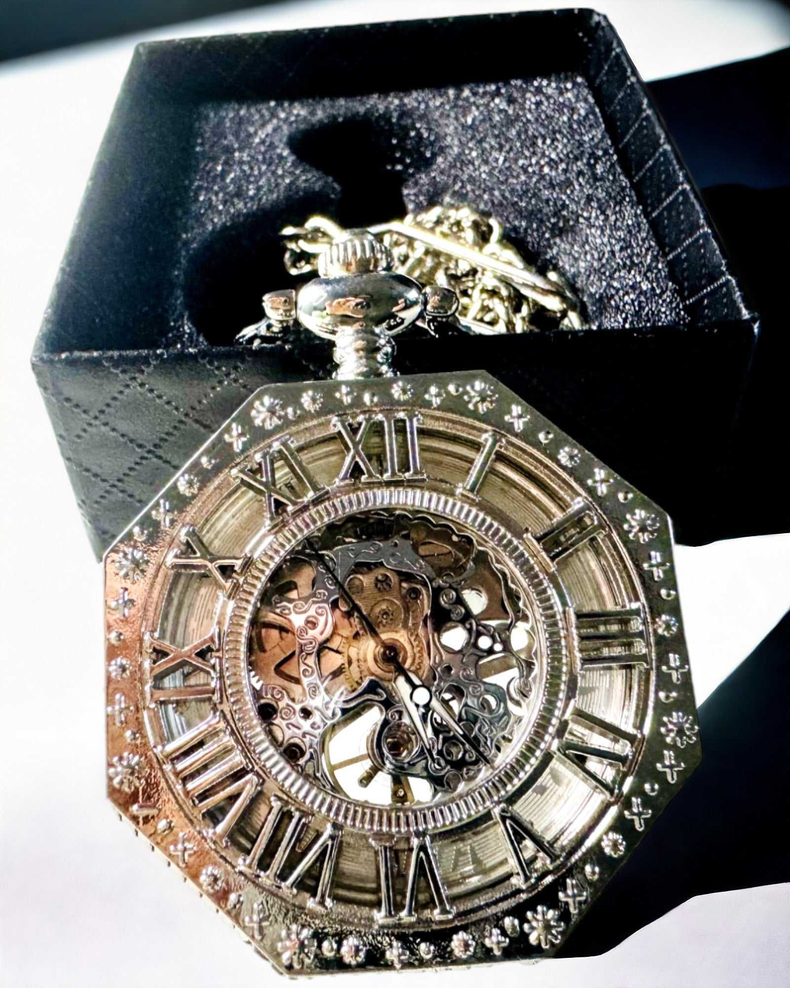 Clássico em cor prateada Relógio de Bolso Mecânico Octogonal com Mostrador Vazado em Estilo Steampunk