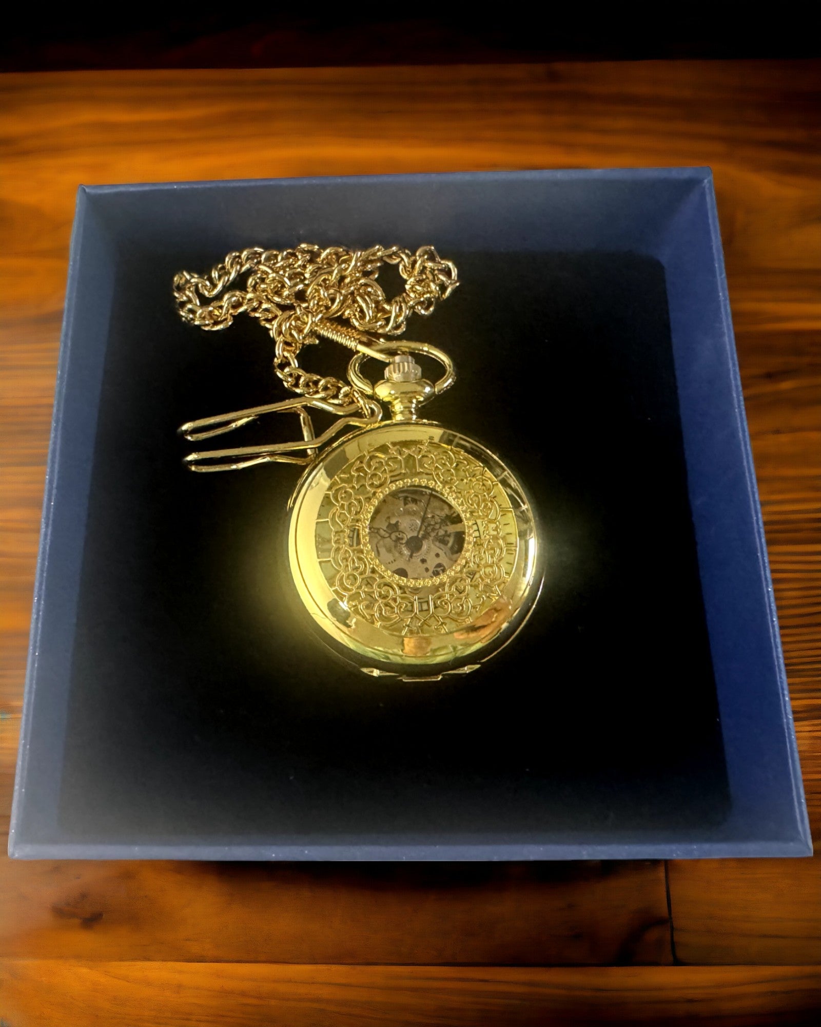 Relógio de Bolso Retro Esculpido com Mecanismo de Corda Manual, cor Dourada com Escala Romana e Mostrador Luminoso, Estilo Vintage