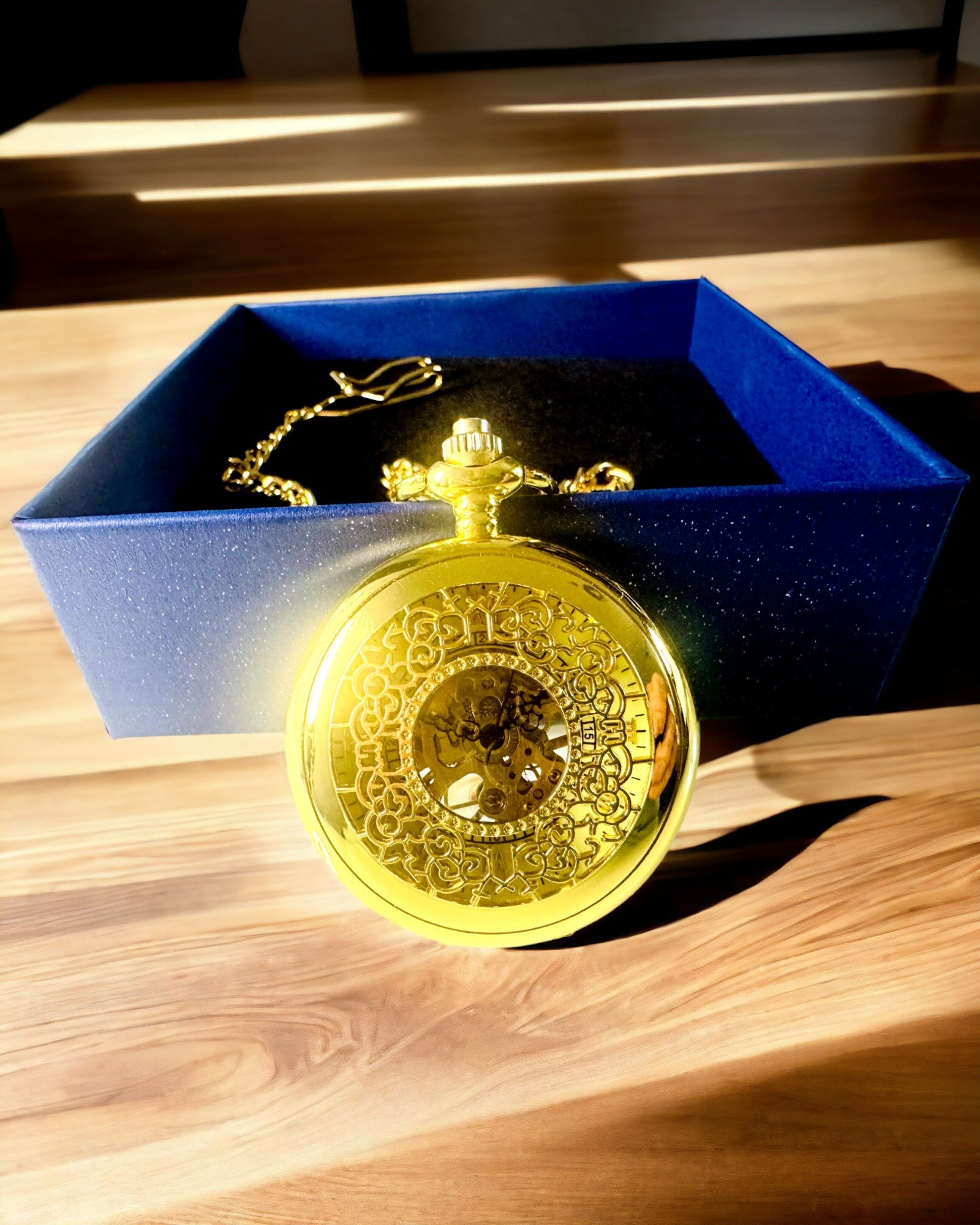 Relógio de Bolso Retro Esculpido com Mecanismo de Corda Manual, cor Dourada com Escala Romana e Mostrador Luminoso, Estilo Vintage