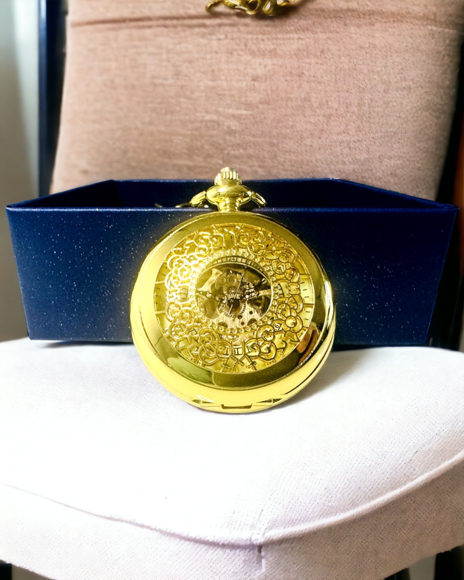 Relógio de Bolso Retro Esculpido com Mecanismo de Corda Manual, cor Dourada com Escala Romana e Mostrador Luminoso, Estilo Vintage