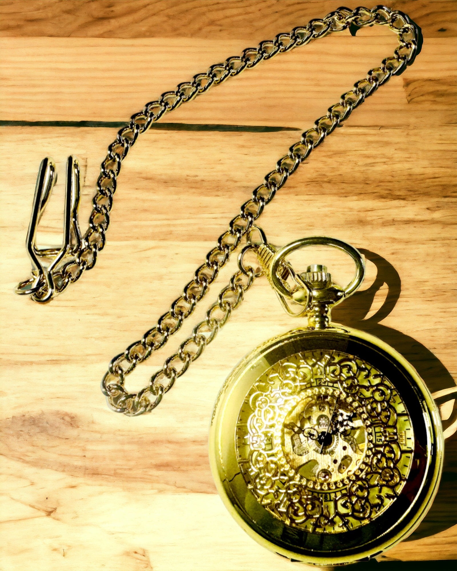 Relógio de Bolso Retro Esculpido com Mecanismo de Corda Manual, cor Dourada com Escala Romana e Mostrador Luminoso, Estilo Vintage