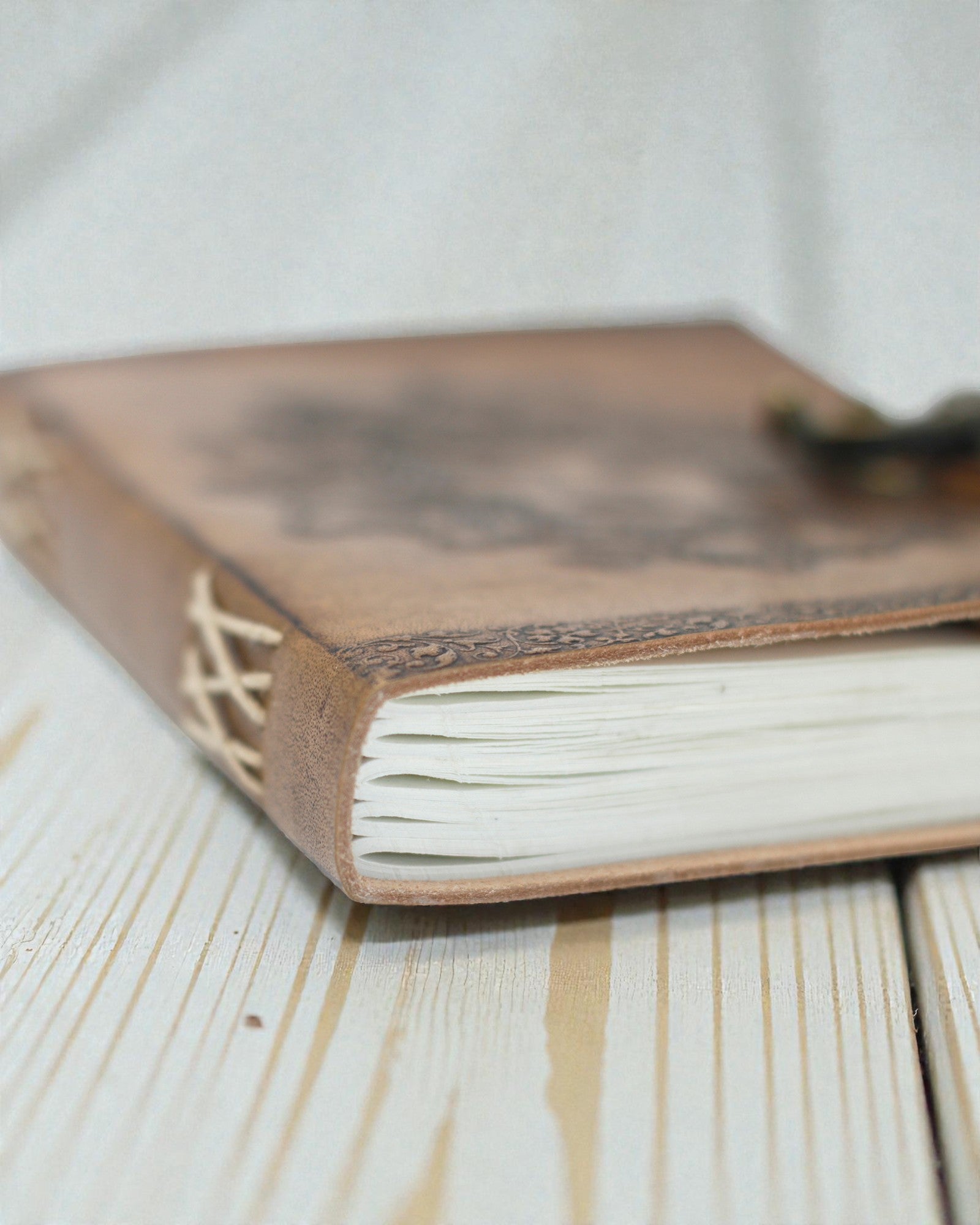 Sylva Spirit – Caderno de Couro Greenman com Fecho Metálico