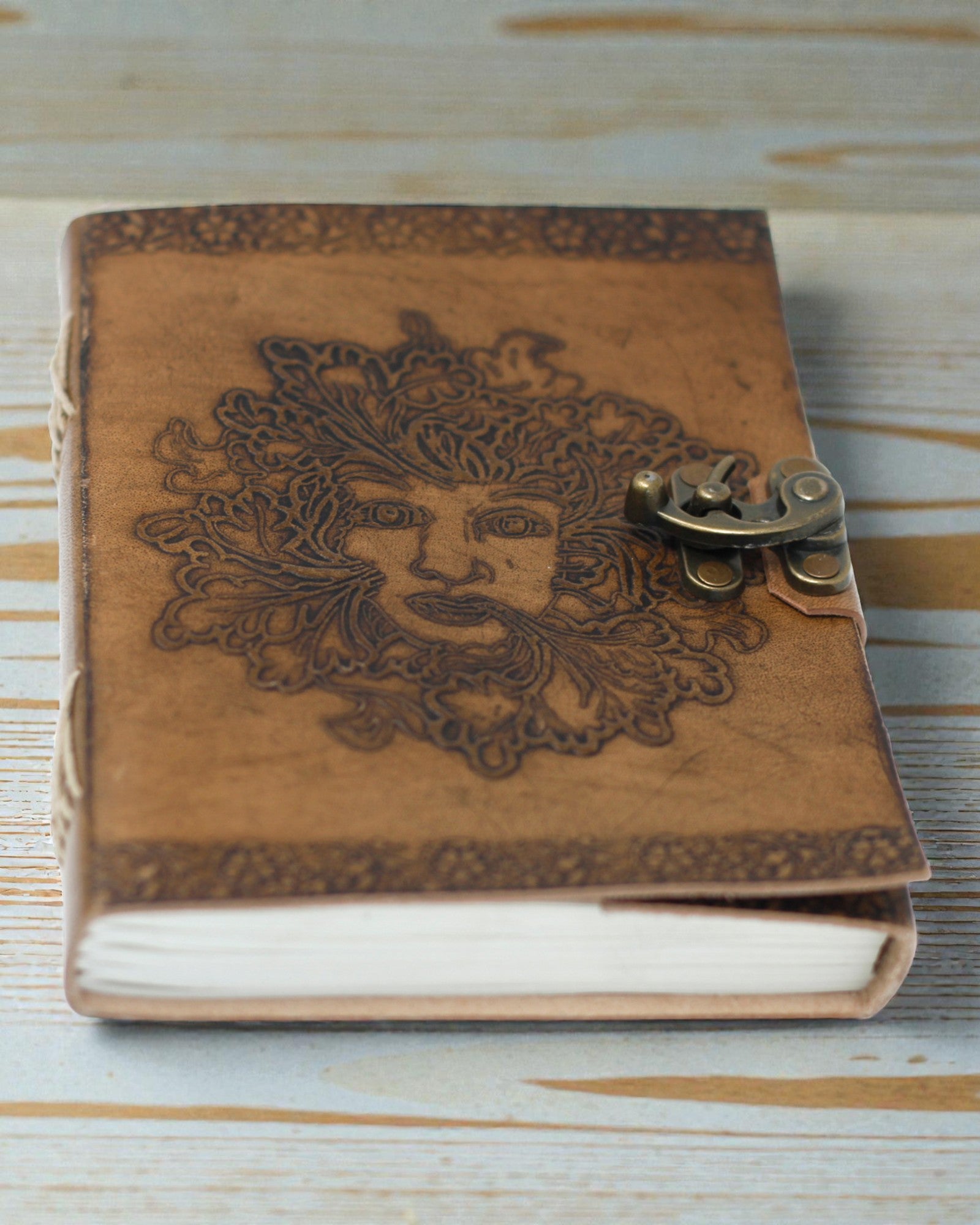 Sylva Spirit – Caderno de Couro Greenman com Fecho Metálico