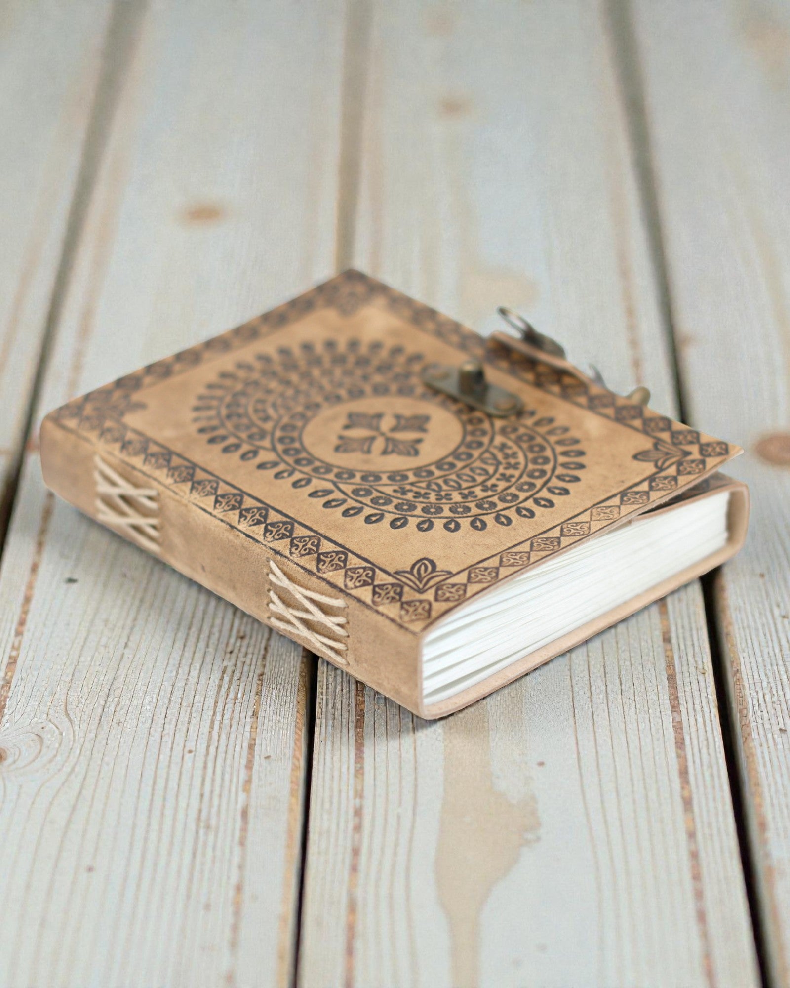 Mandala Harmonia – Caderno de Notas em Couro com Mandala em Relevo