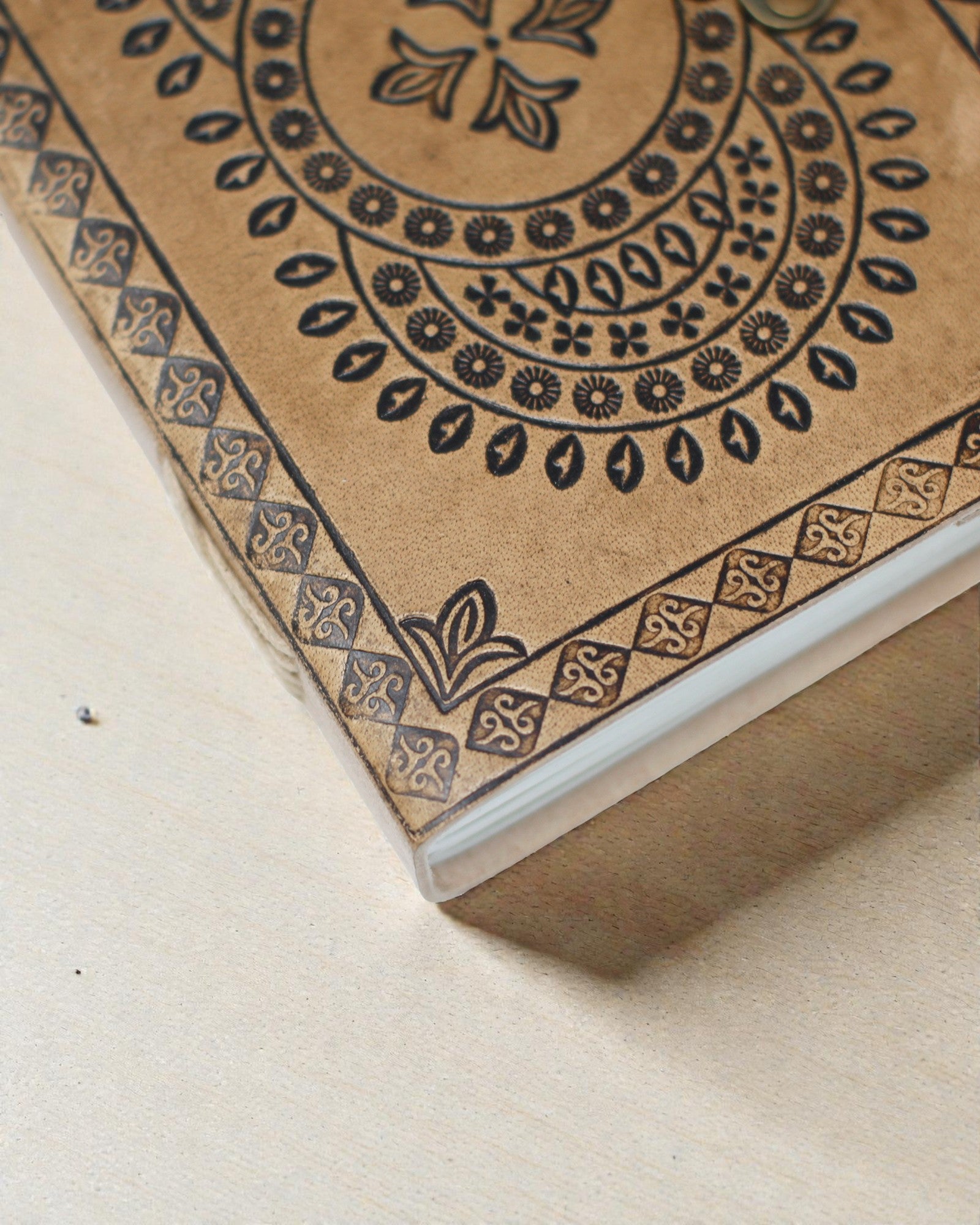 Mandala Harmonia – Caderno de Notas em Couro com Mandala em Relevo