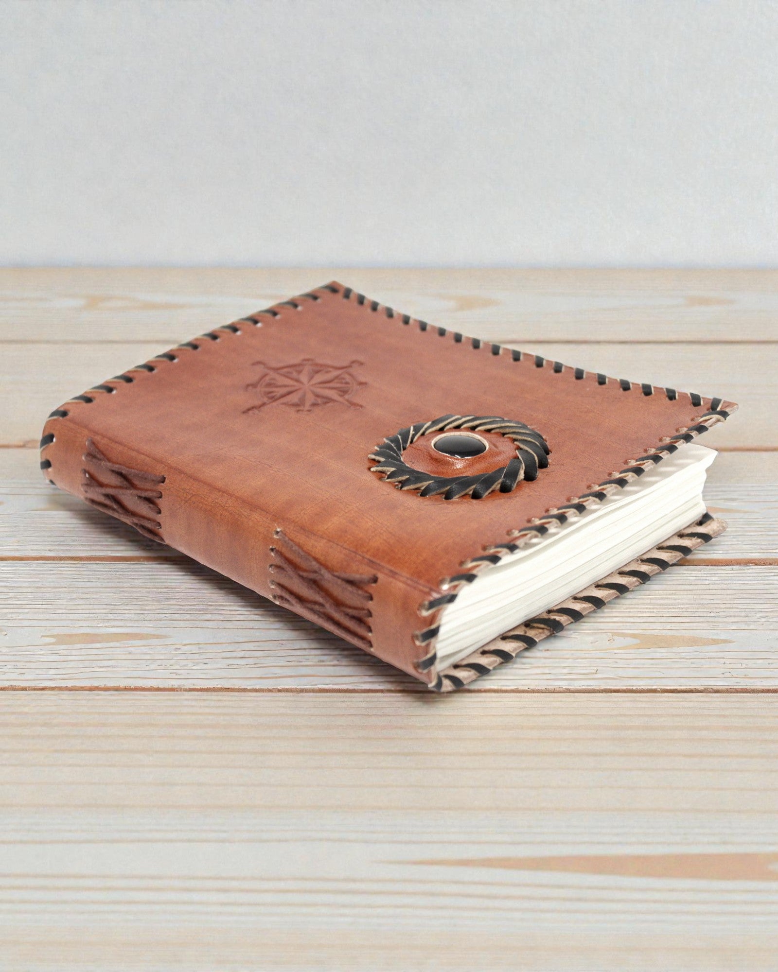 Navigator Onyx – Caderno de Notas em Couro com Detalhe de Ónix Preto e Bússola