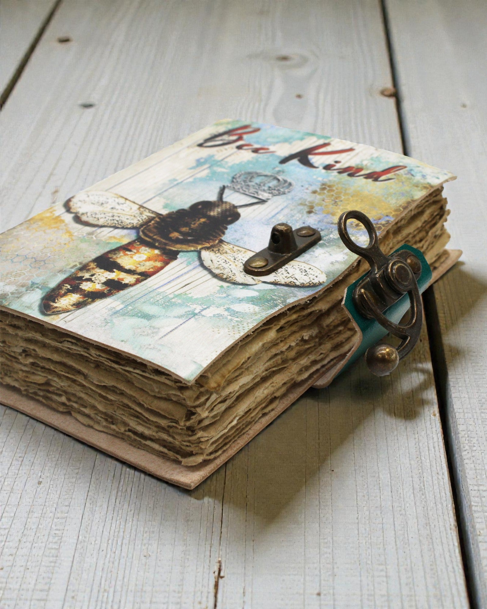 Apis Artis – Caderno de Couro Bee Kind com Páginas Envelhecidas