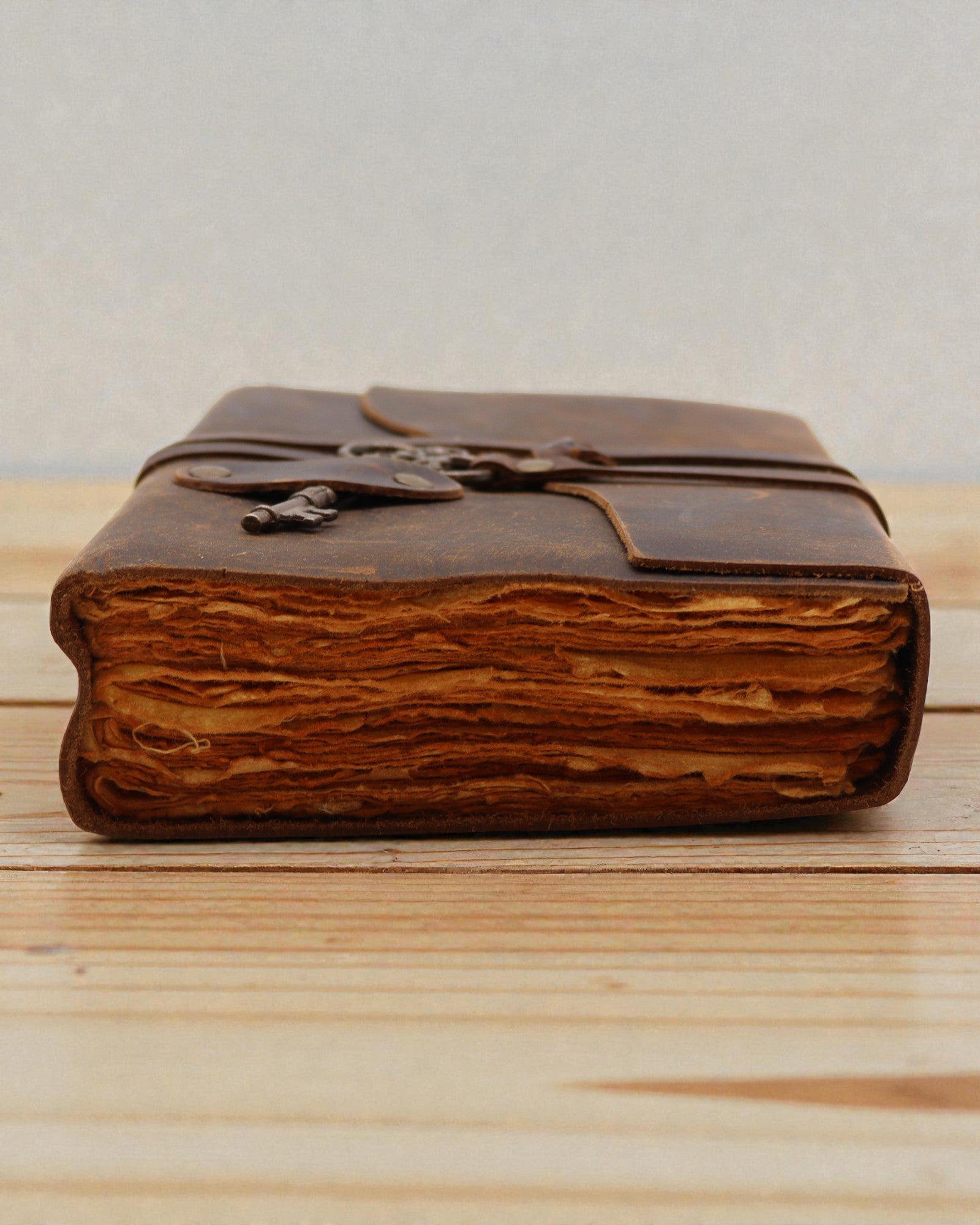 Caderno de Couro Oleado com Chave dos Segredos – Vintage Journal 13 × 18 cm