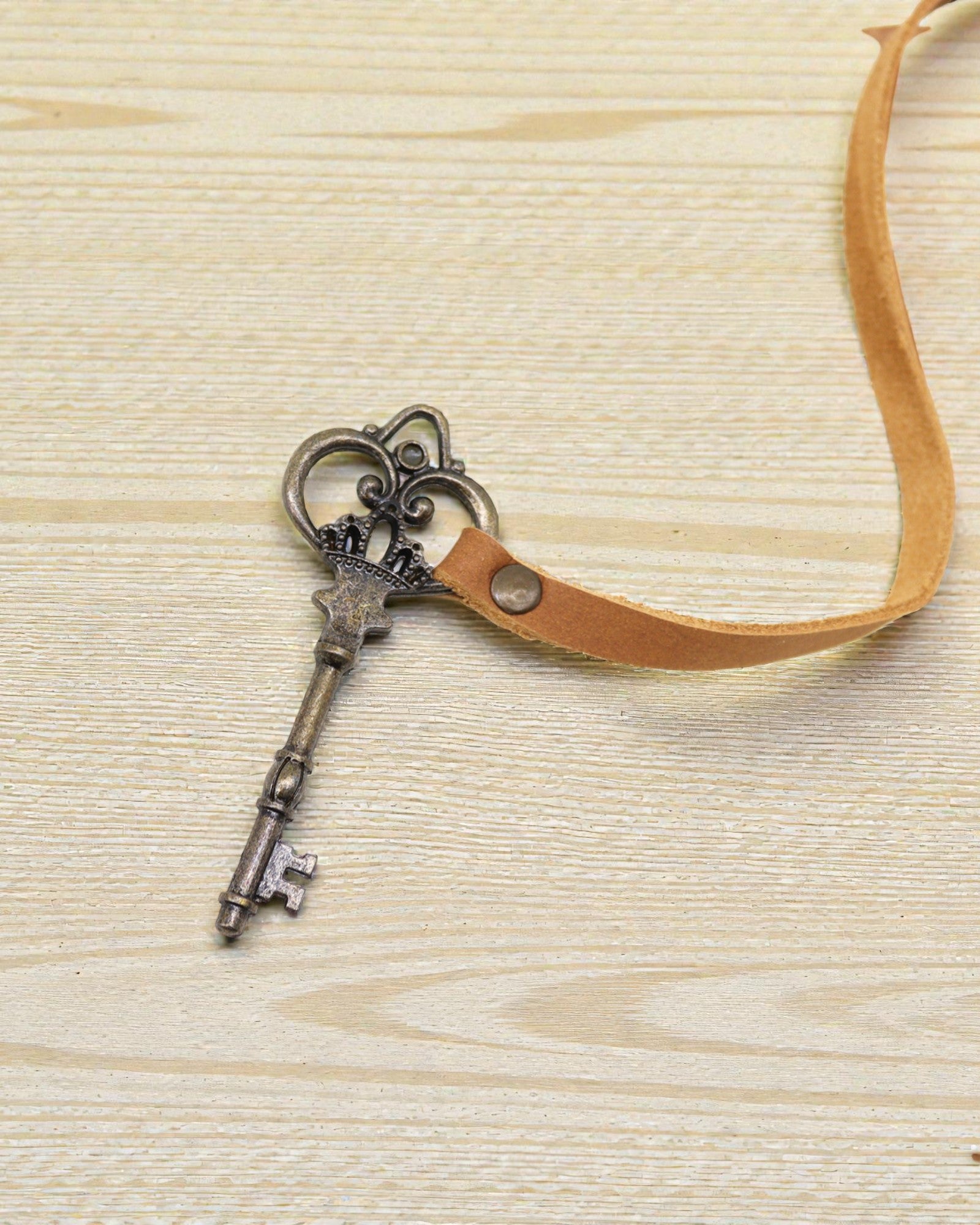 Caderno de Couro Claro Oleado com Chave Solis – Vintage Journal 13 × 18 cm