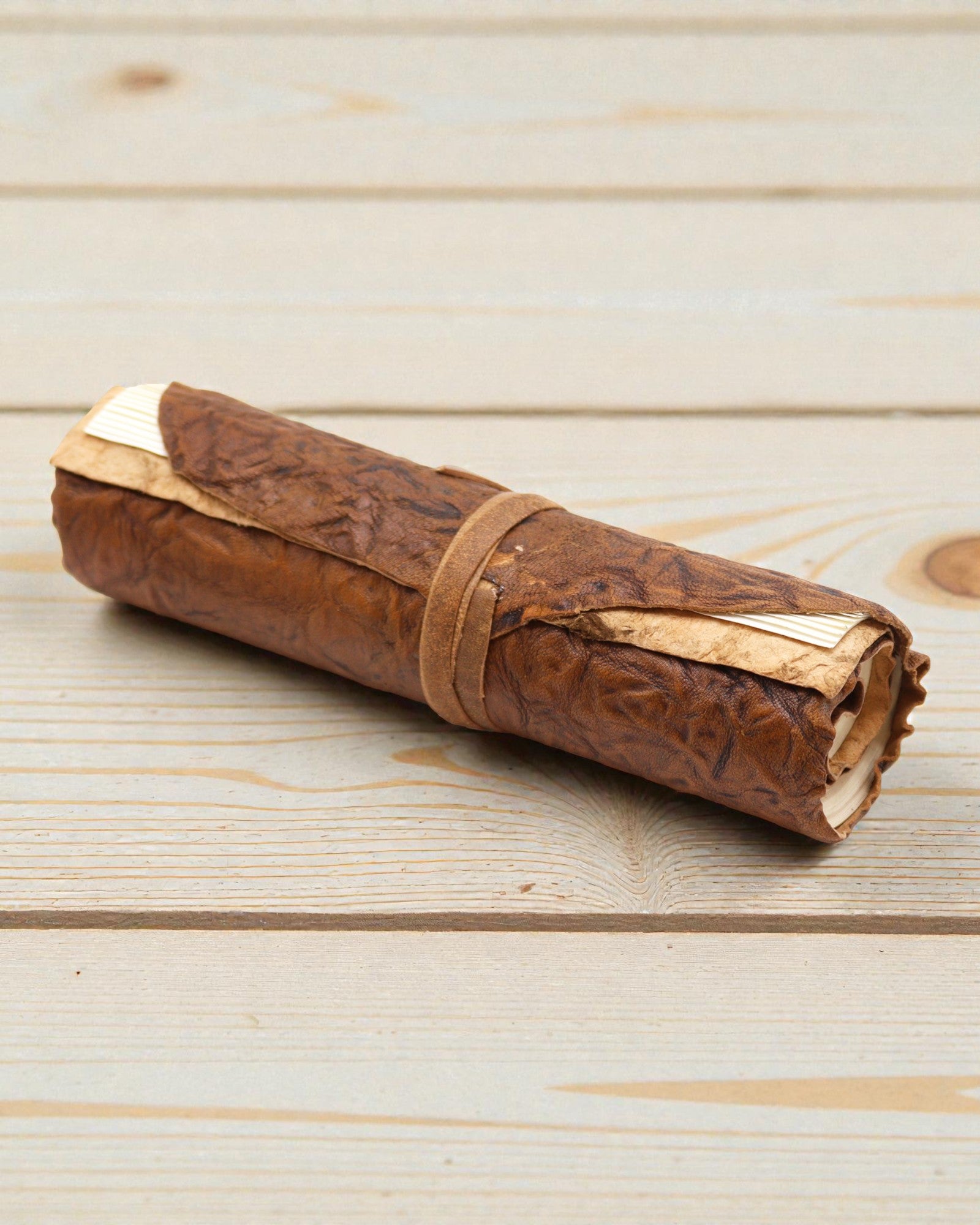 Caderno de Viagem em Pele Enrolável – Natural (21 x 15 cm)