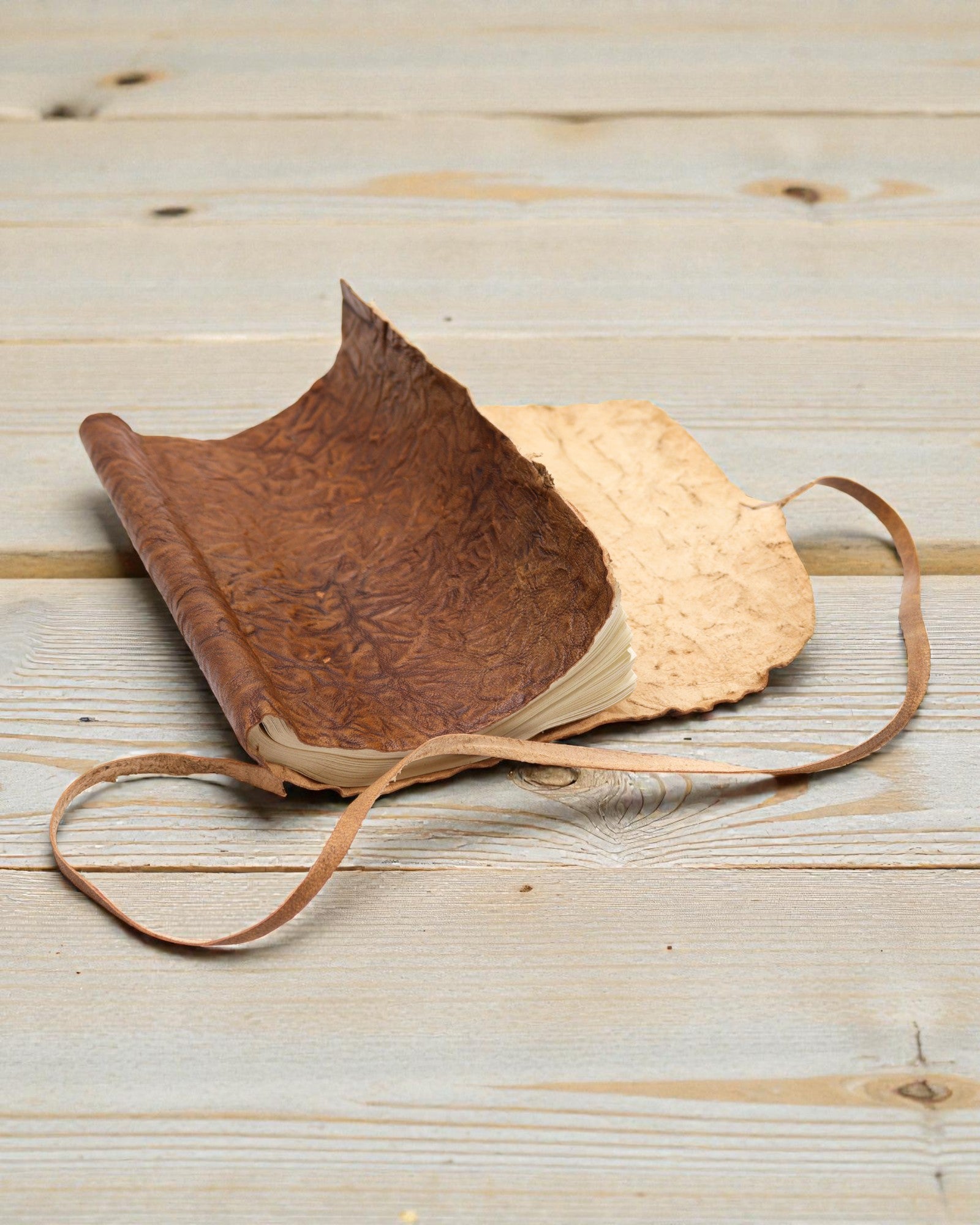 Caderno de Viagem em Pele Enrolável – Natural (21 x 15 cm)