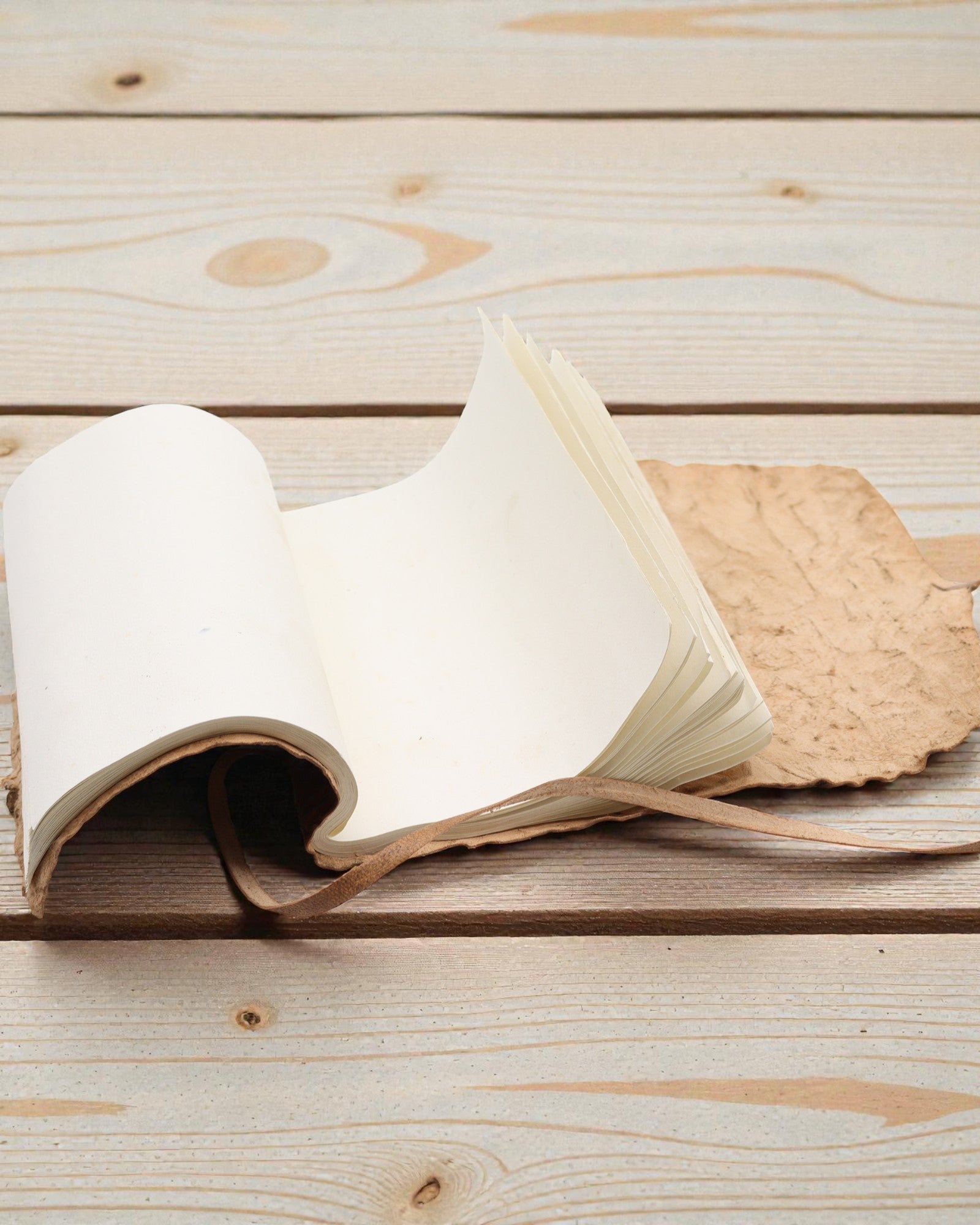 Caderno de Viagem em Pele Enrolável – Natural (21 x 15 cm)