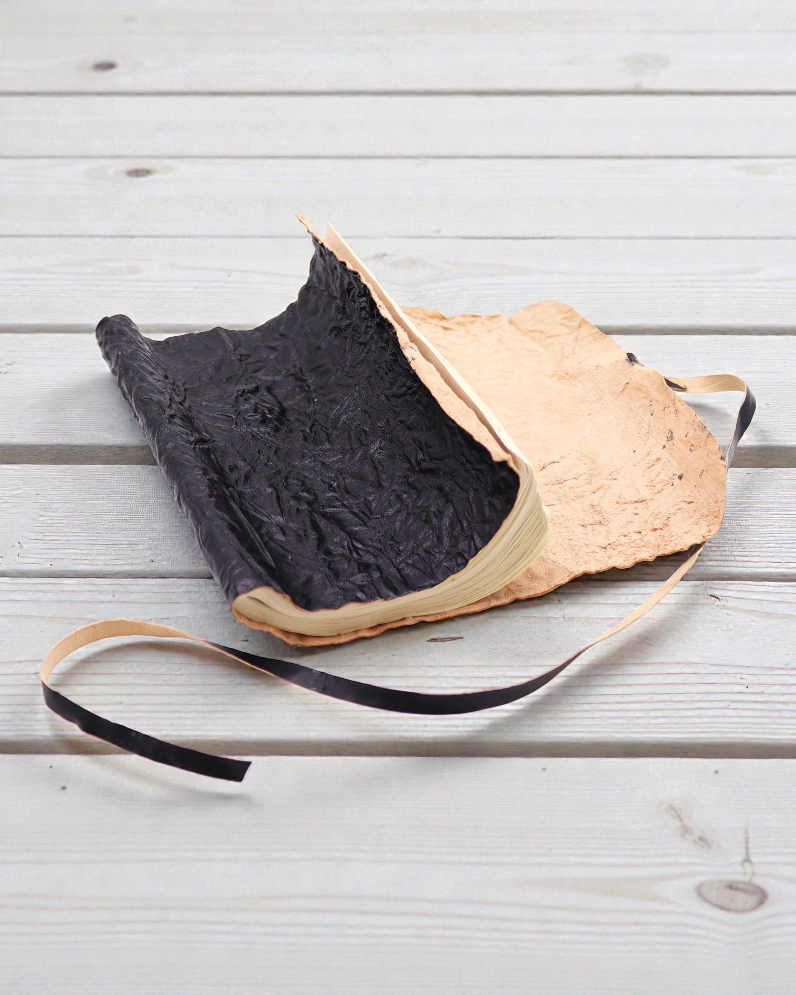 Caderno de Couro de Viagem Enrolável Nomad Black – 21 × 15 cm