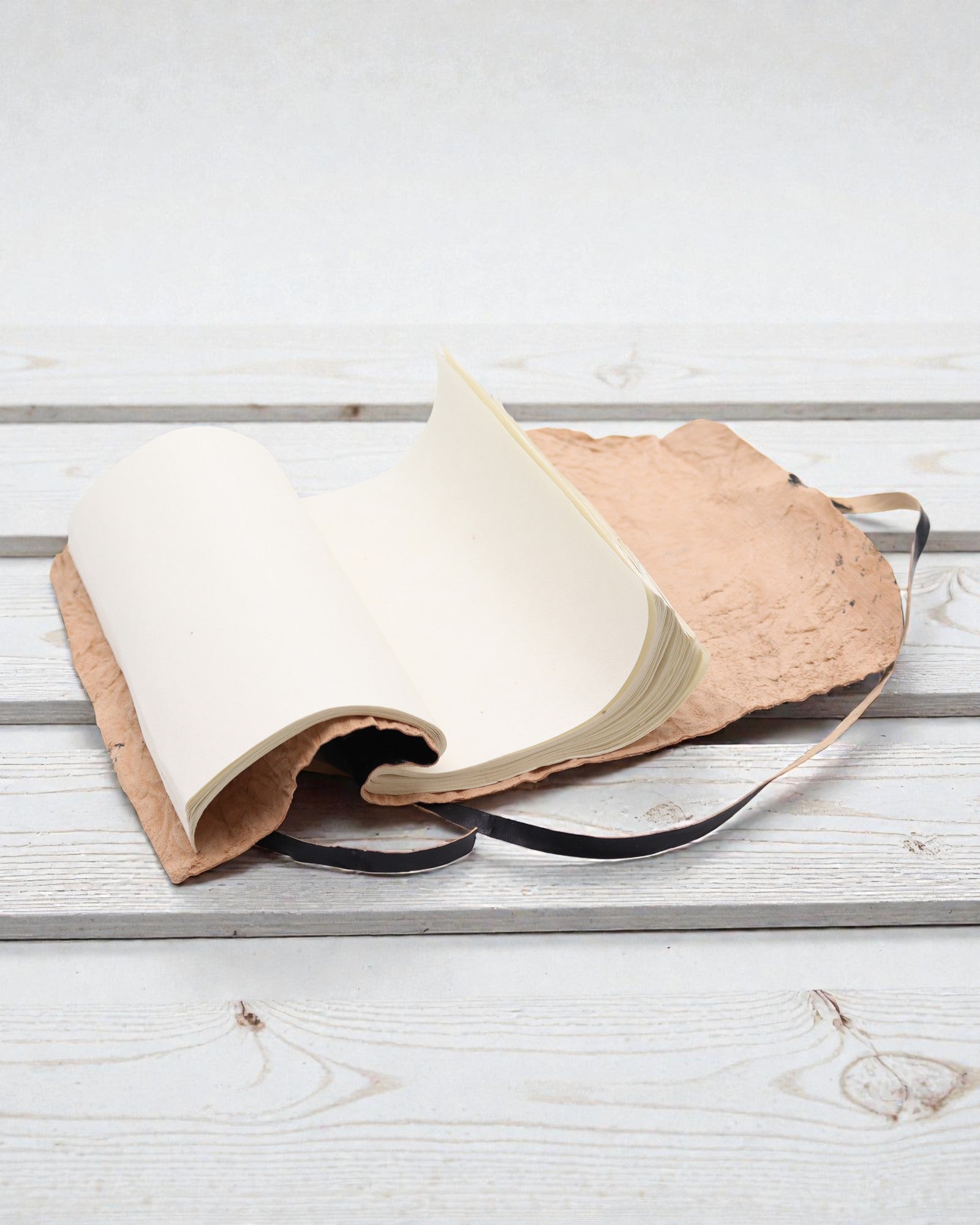 Caderno de Couro de Viagem Enrolável Nomad Black – 21 × 15 cm