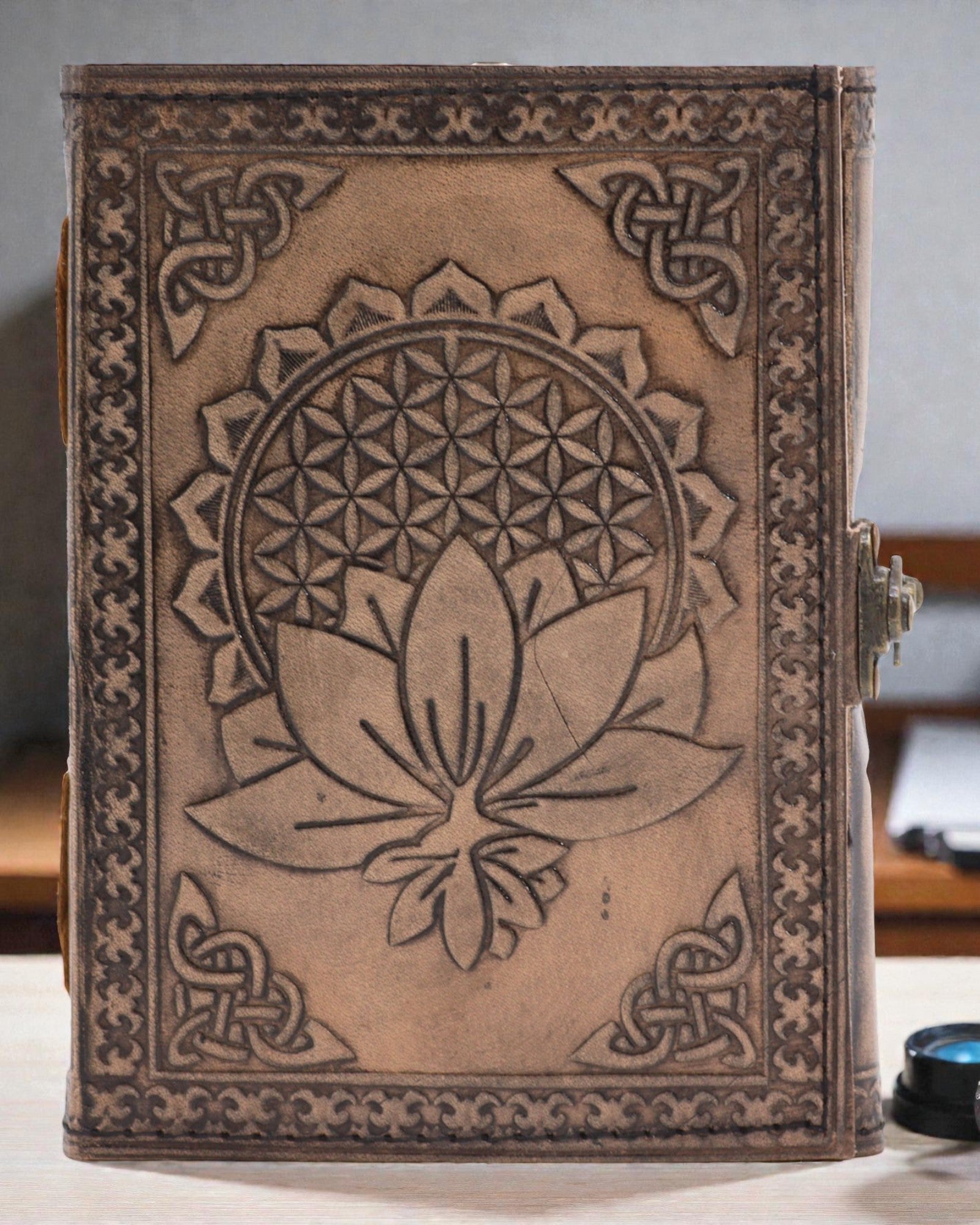 Caderno de Notas em Couro Lotos Mandala Serenity – Diário Esotérico 17,5 × 12,5 cm